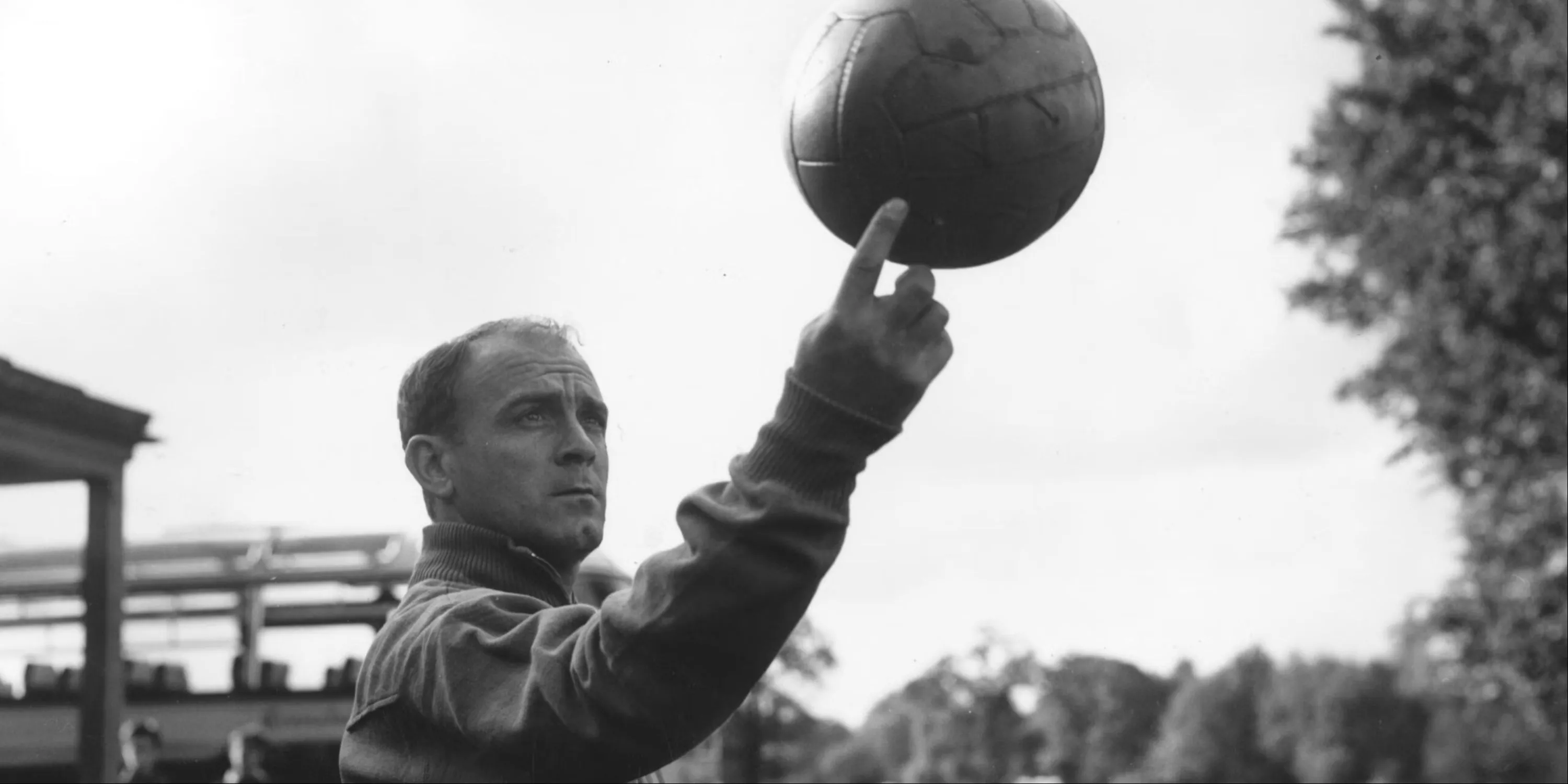 Huyền thoại Alfredo Di Stefano với trái bóng trên tay