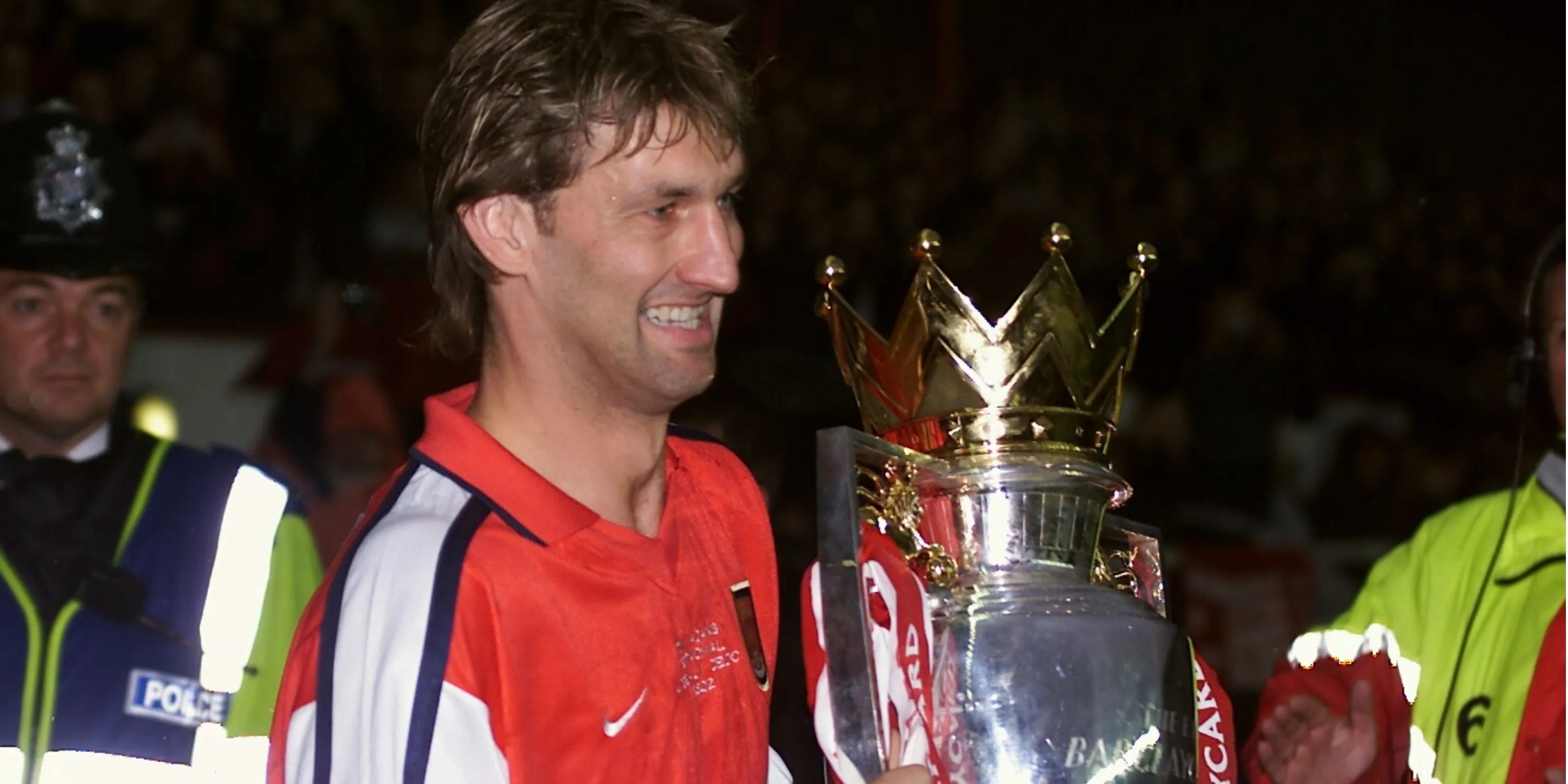 Huyền thoại Arsenal Tony Adams trên sân cỏ