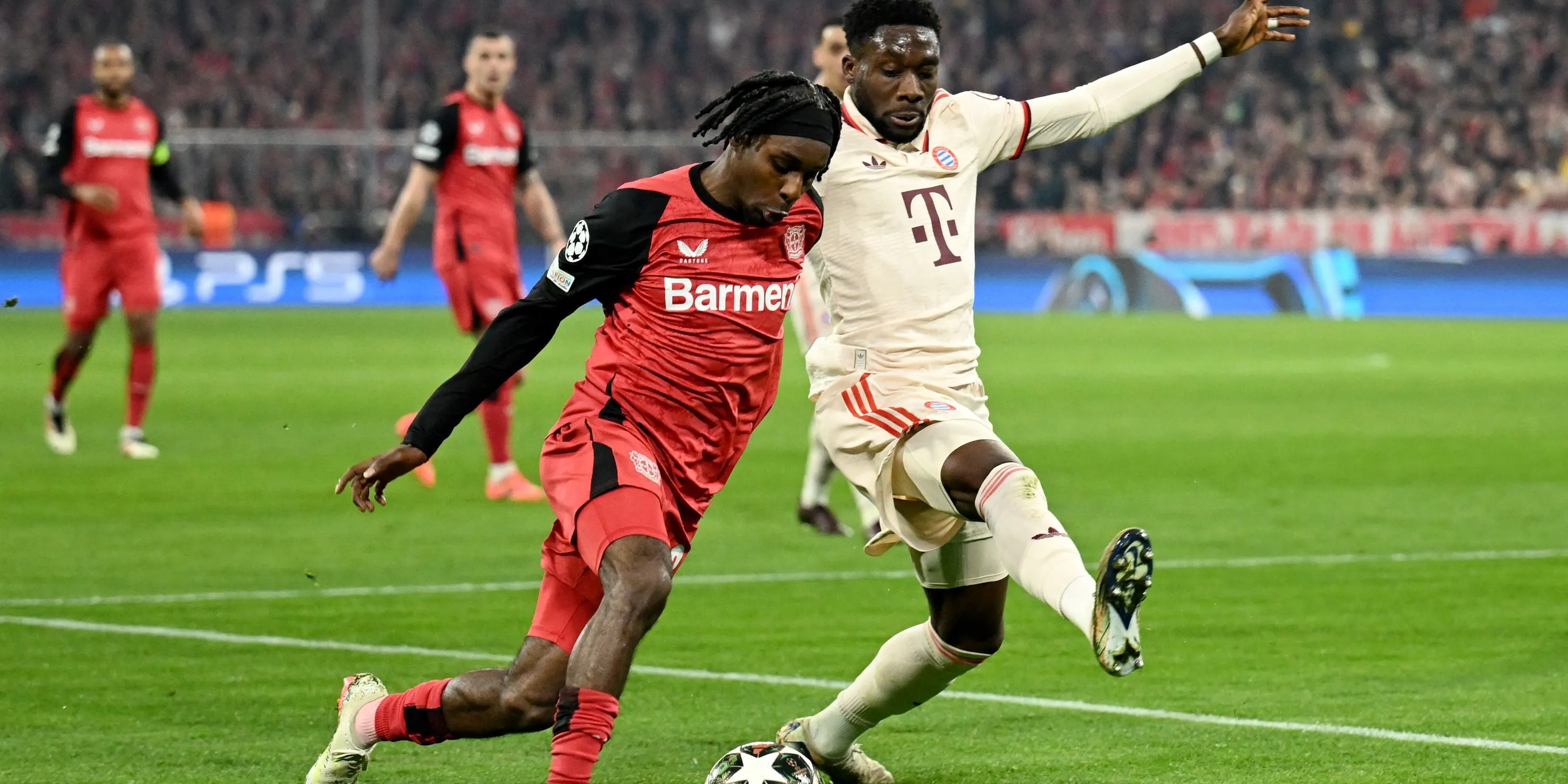 Jeremie Frimpong của Bayer Leverkusen (phải) trong một pha tranh chấp với Alphonso Davies của Bayern Munich, mục tiêu tiềm năng của Liverpool.