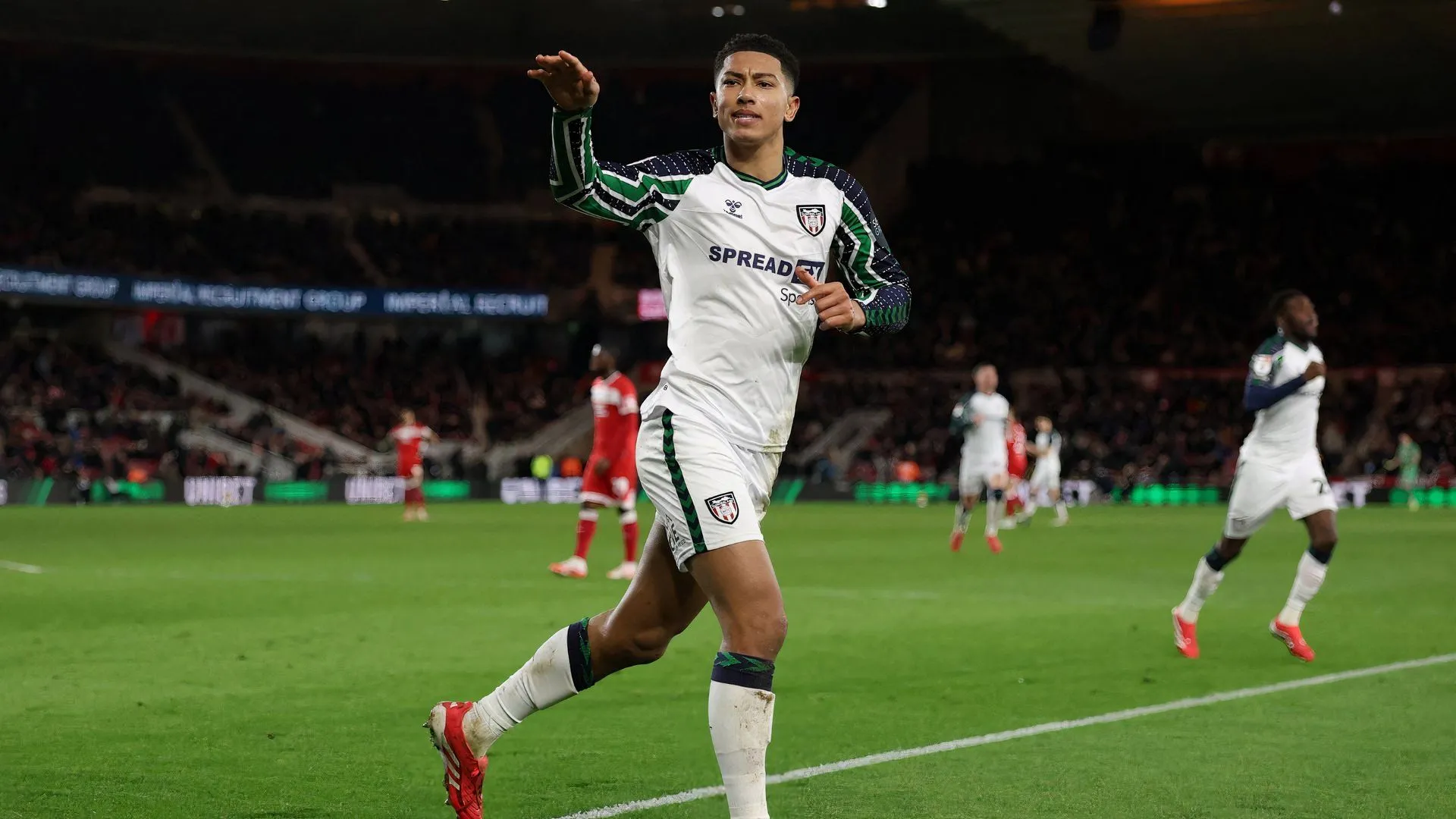 Jobe Bellingham ăn mừng bàn thắng của Sunderland