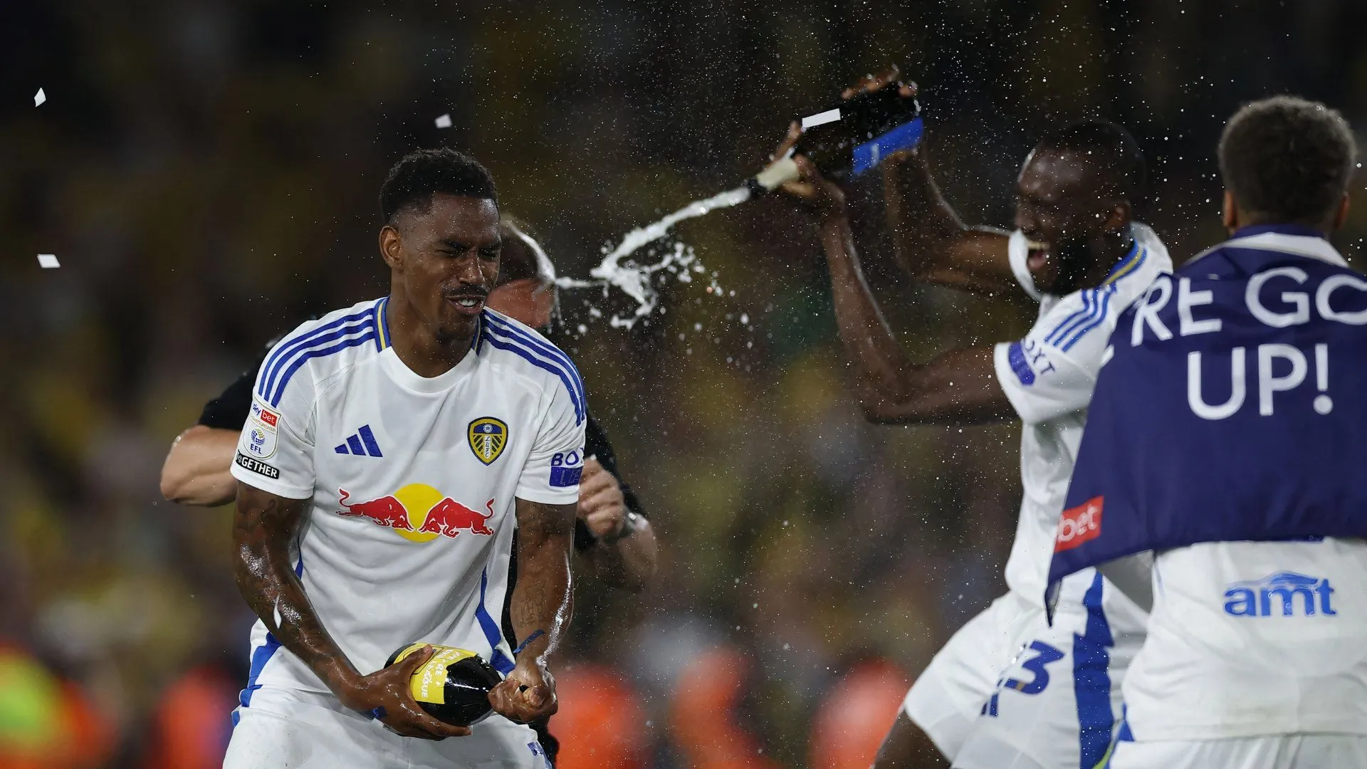 Junior Firpo ăn mừng bàn thắng cho Leeds United trên sân Elland Road