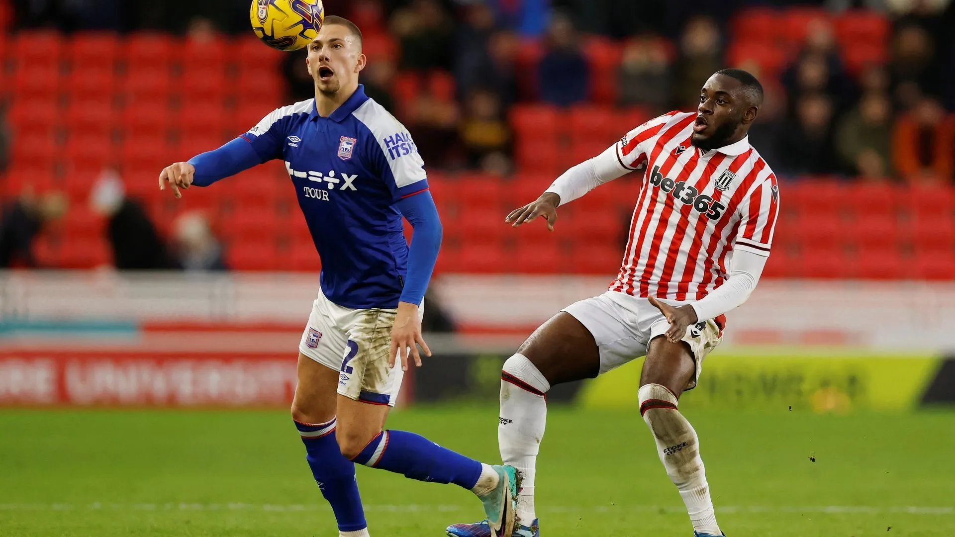 Junior Tchamadeu trong màu áo Stoke City thi đấu tại Championship