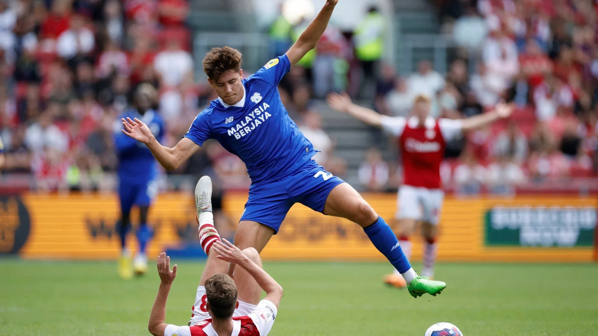 Kamari Doyle trong màu áo Crawley Town thi đấu tại League One