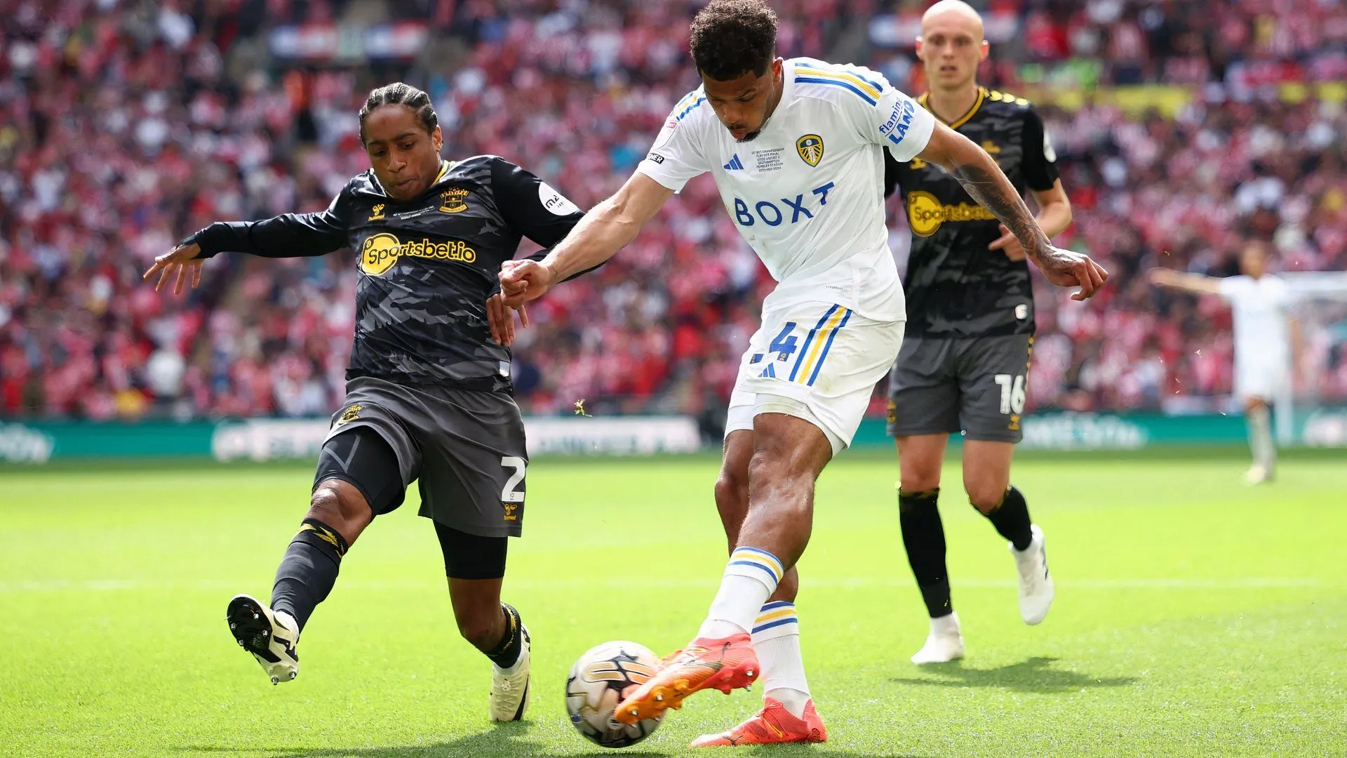 Kyle Walker-Peters trong pha tranh bóng với Georginio Rutter của Leeds United