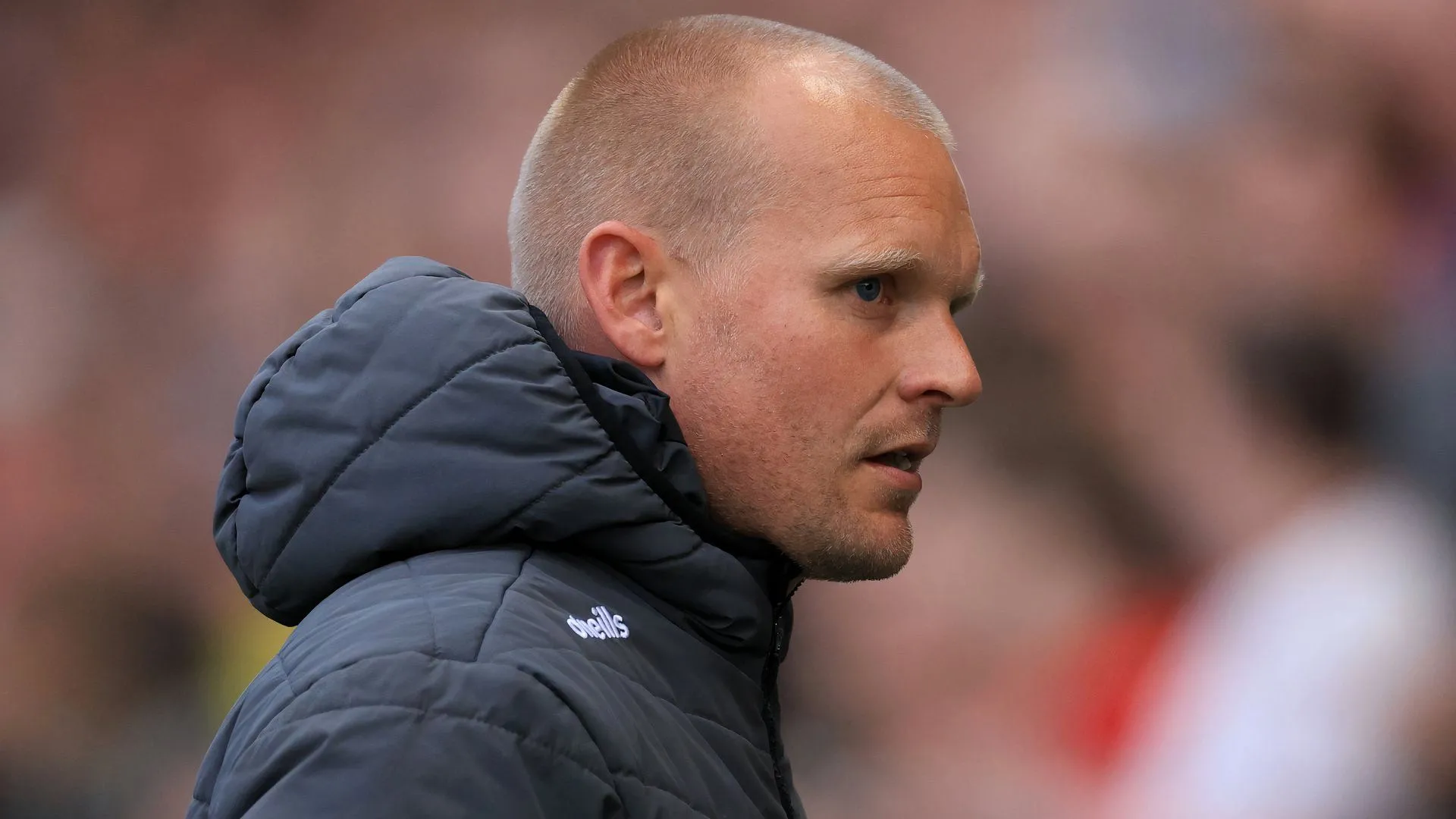Liam Manning trong trận đấu với Sheffield United