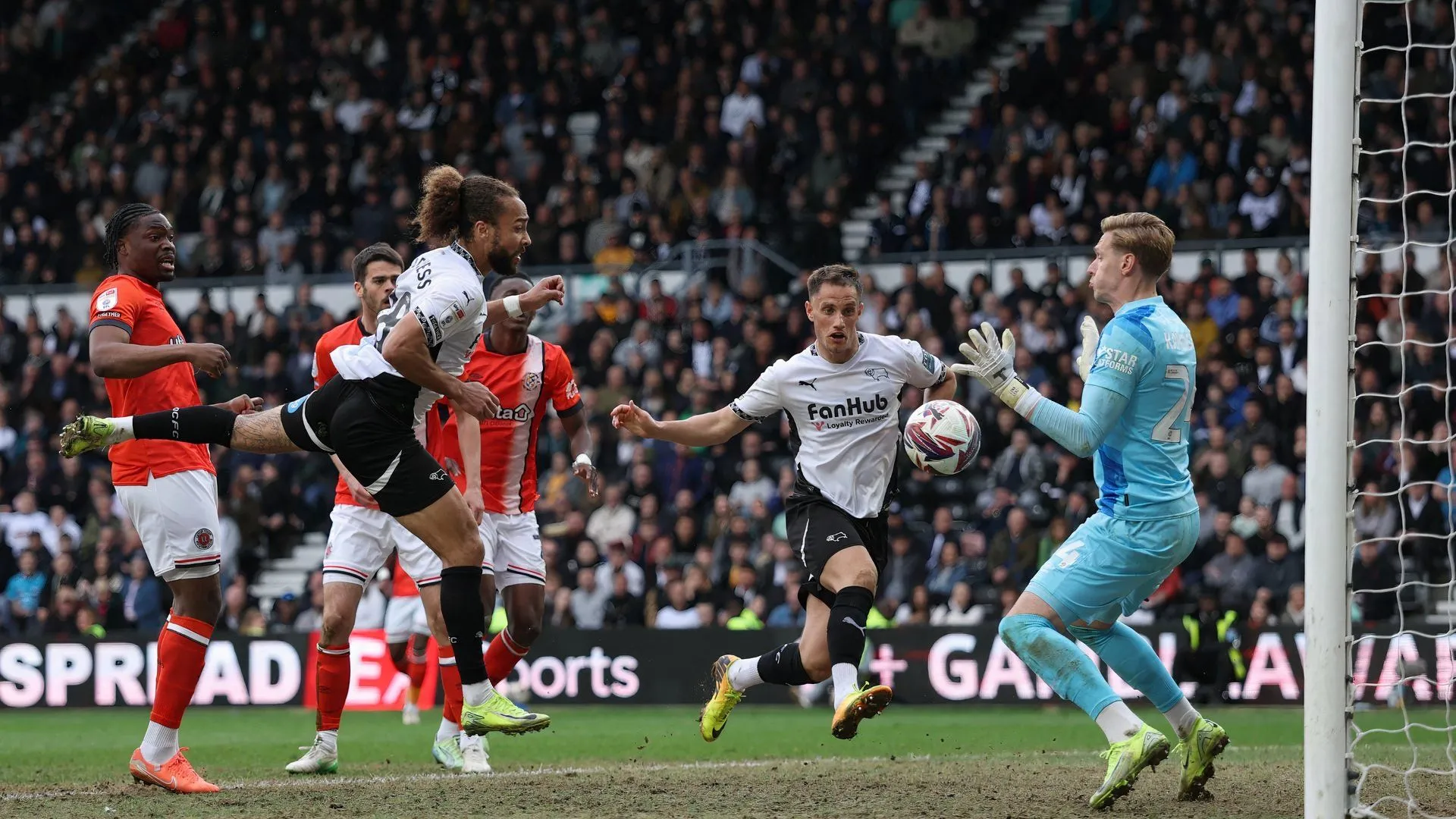Marcus Harness của Derby County trong một trận đấu tại Championship, minh họa cho hàng công cần cải thiện