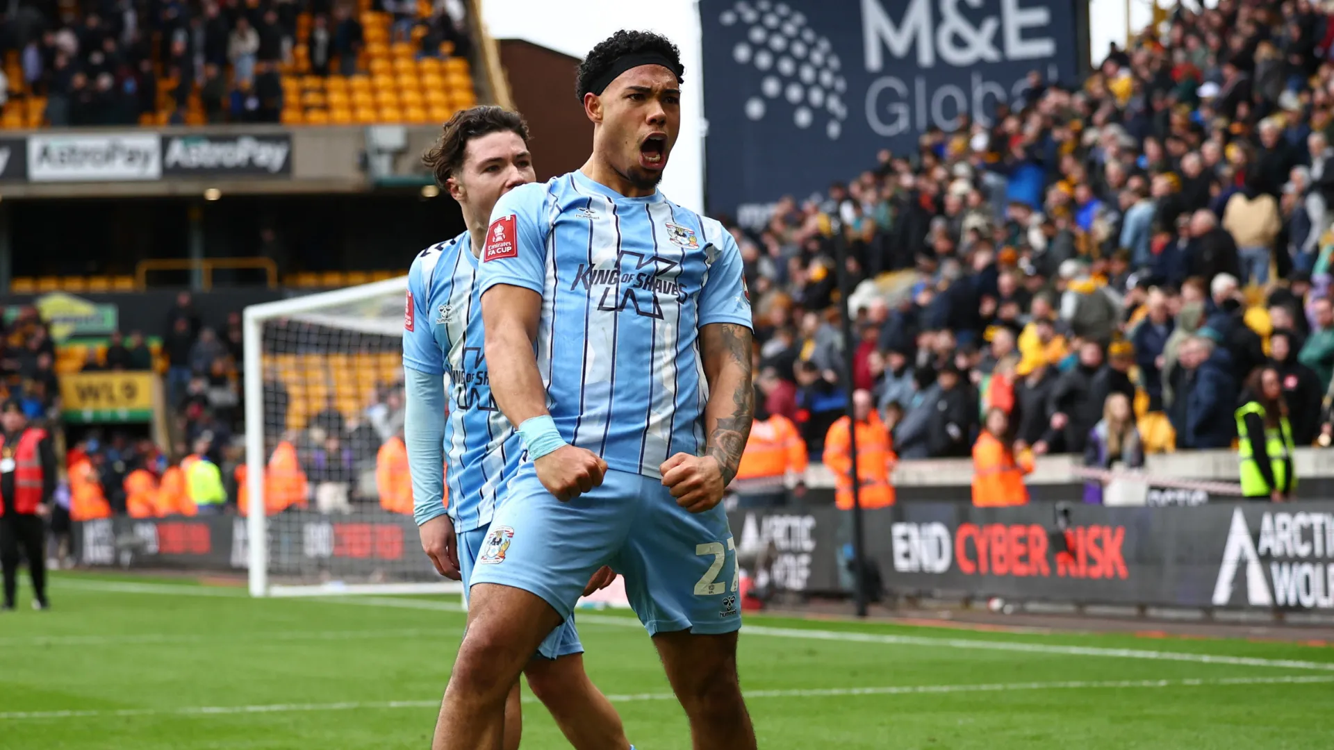 Milan van Ewijk trong màu áo Coventry City tranh chấp bóng với cầu thủ Wolves