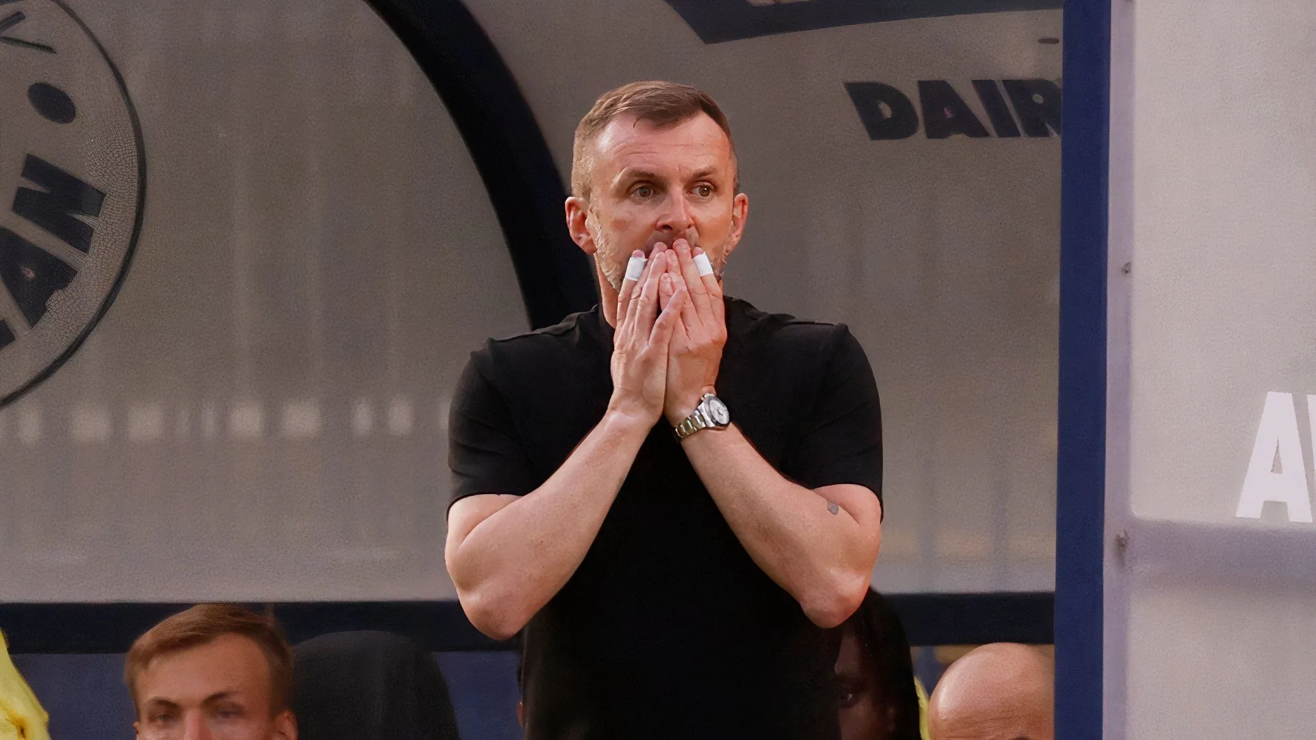 Nathan Jones trong trận đấu của Charlton