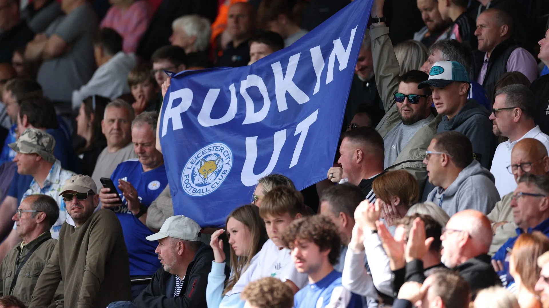 Người hâm mộ Leicester City biểu tình phản đối tình hình của câu lạc bộ sau khi rớt hạng