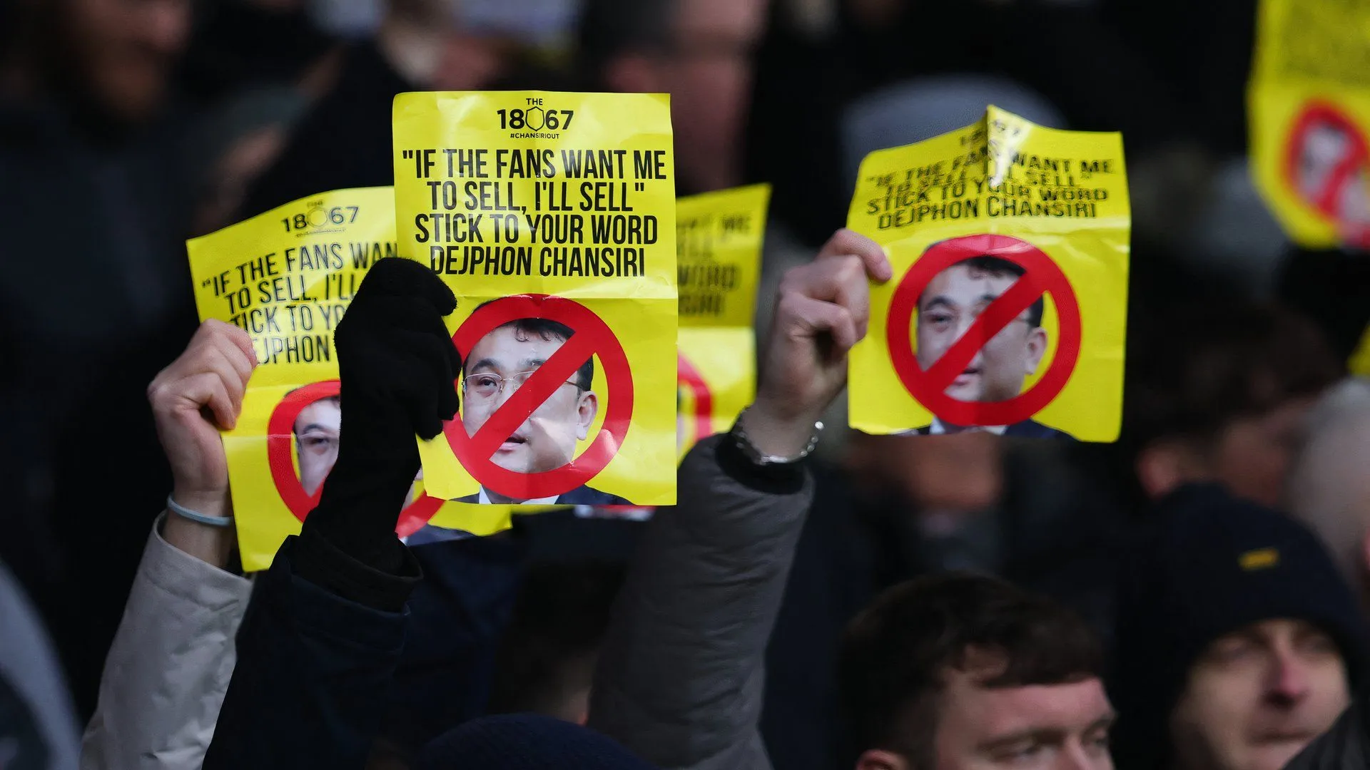 Người hâm mộ Sheffield Wednesday phản đối chủ tịch Dejphon Chansiri