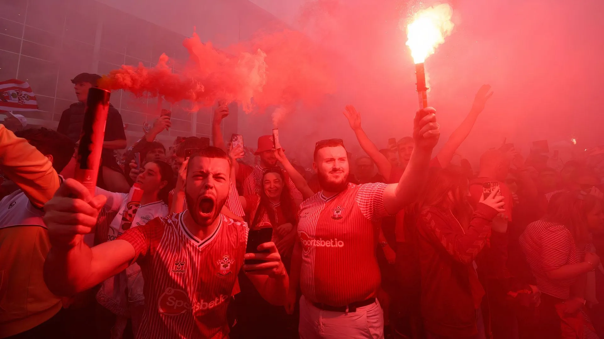 Người hâm mộ Southampton tụ tập bên ngoài sân vận động St Mary's