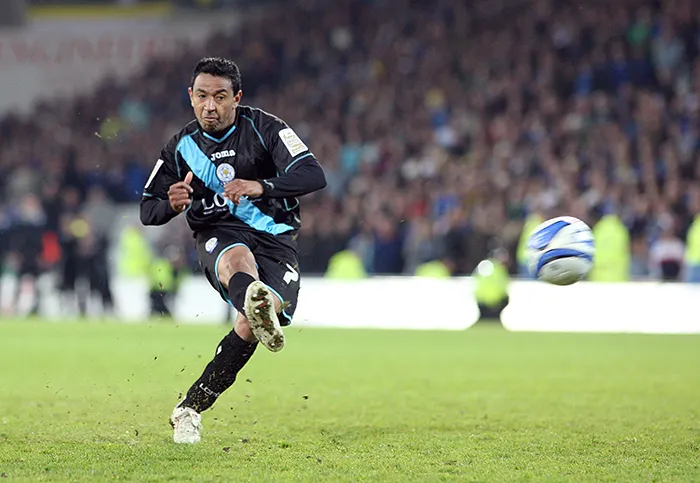 Nolberto Solano trong màu áo Leicester City ở cuối sự nghiệp cầu thủ.