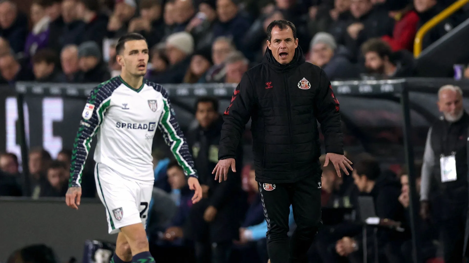 Regis Le Bris HLV Sunderland đang trả lời phỏng vấn trong một buổi họp báo
