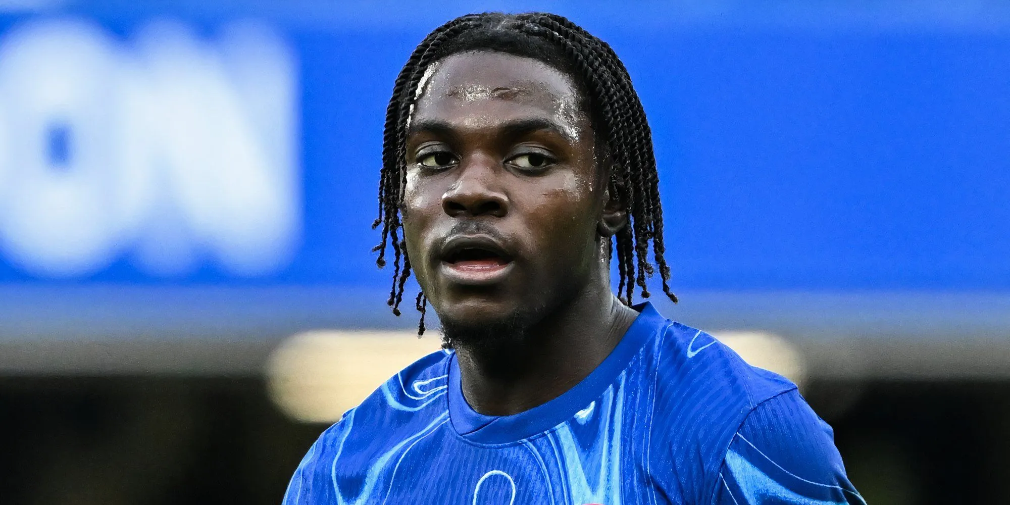 Romeo Lavia trong màu áo Chelsea đối mặt với CĐV Liverpool tại Stamford Bridge