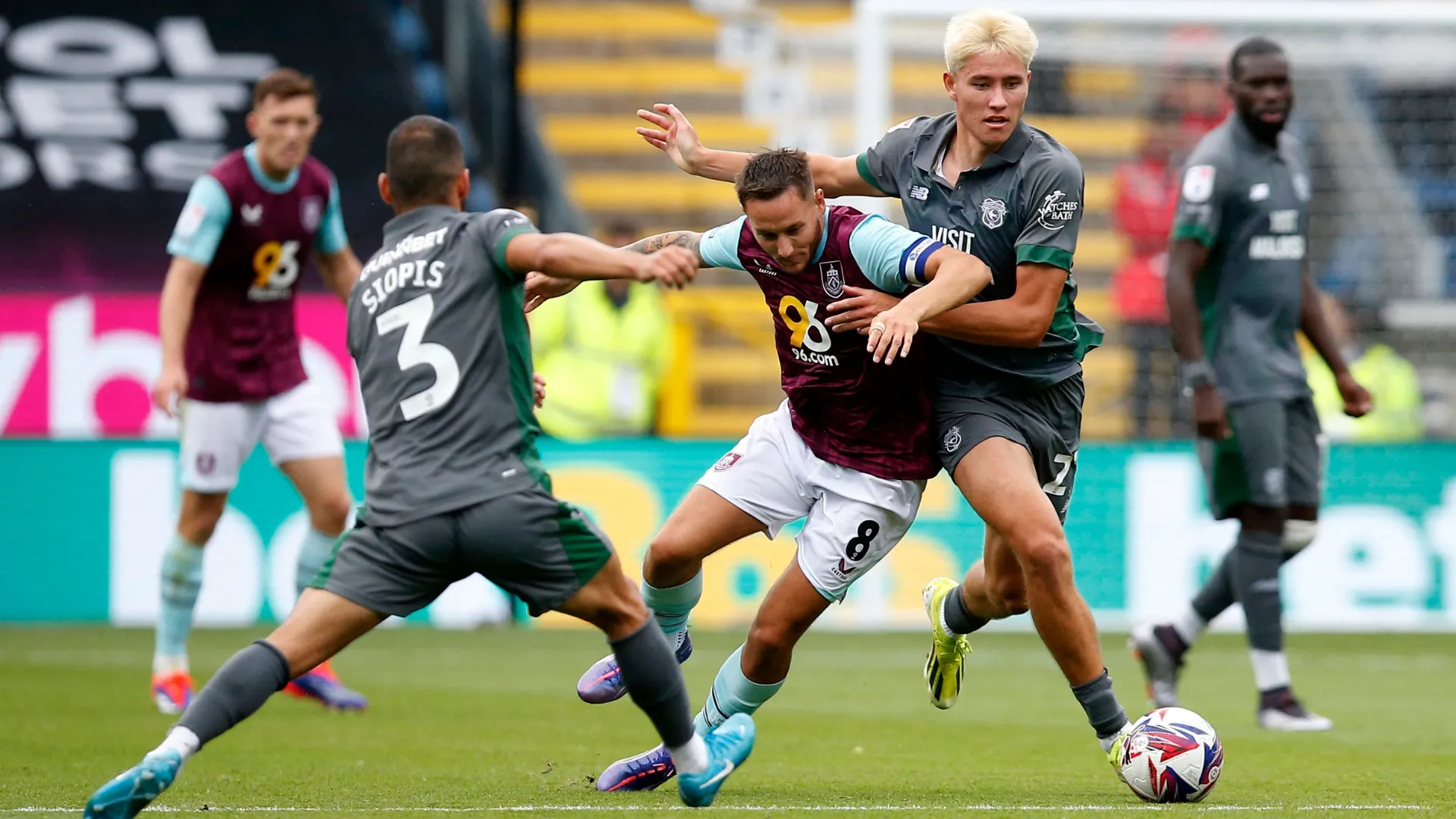 Rubin Colwill trong màu áo Cardiff City đối đầu Burnley tại Championship