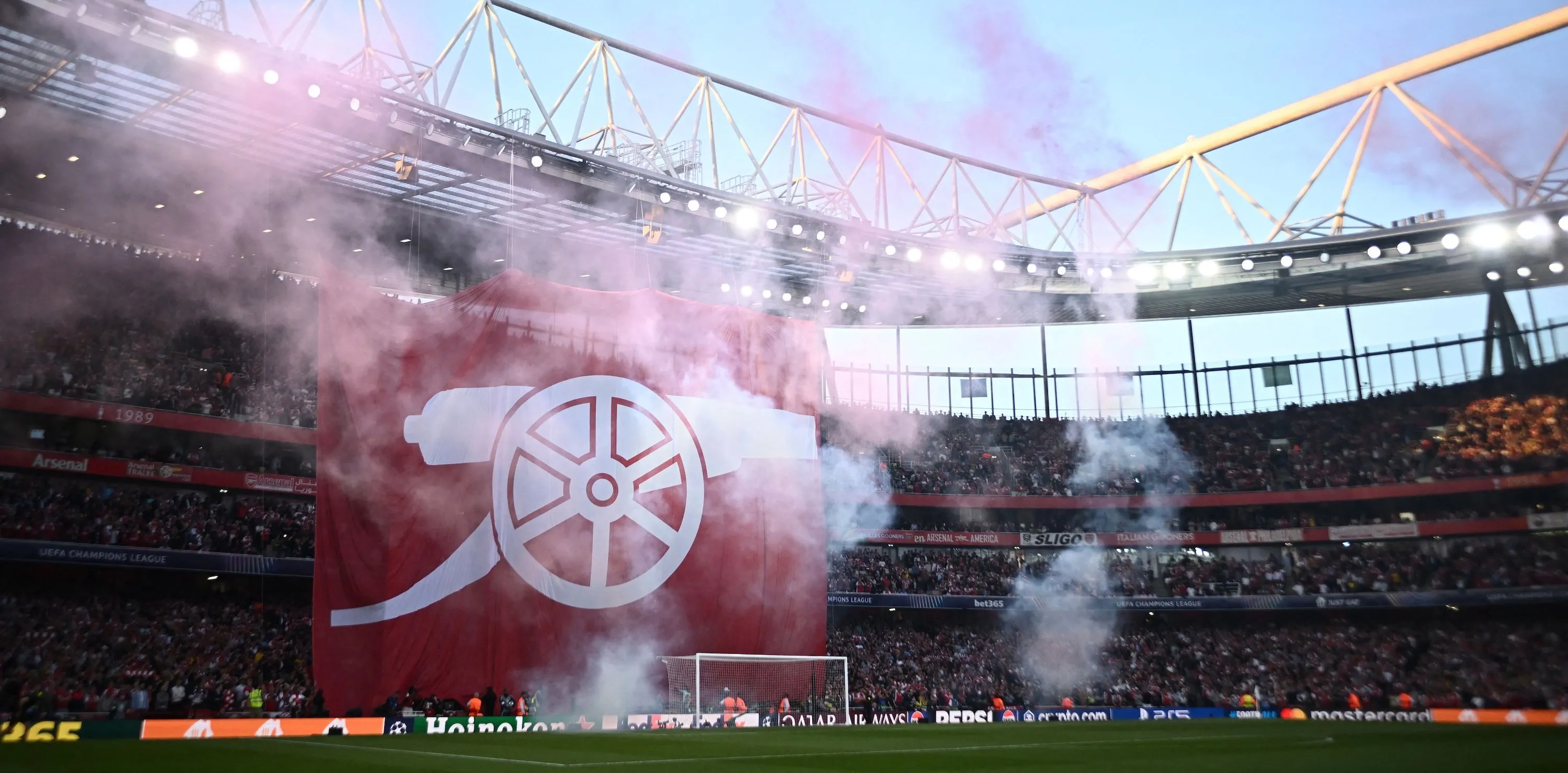 Sân vận động Emirates của Arsenal trước thềm trận đấu quan trọng tại Champions League