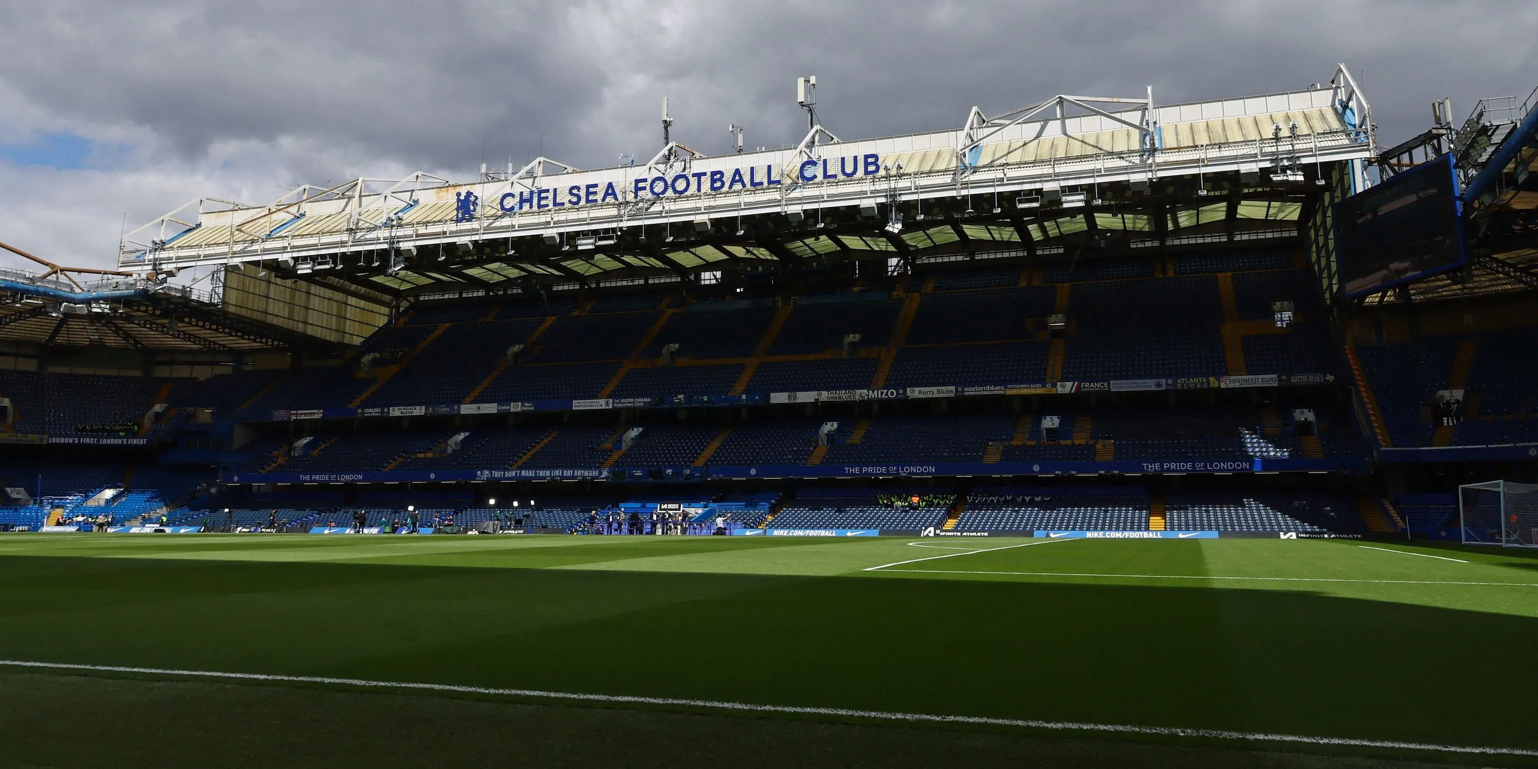 Sân vận động Stamford Bridge của Chelsea rực sáng dưới ánh đèn