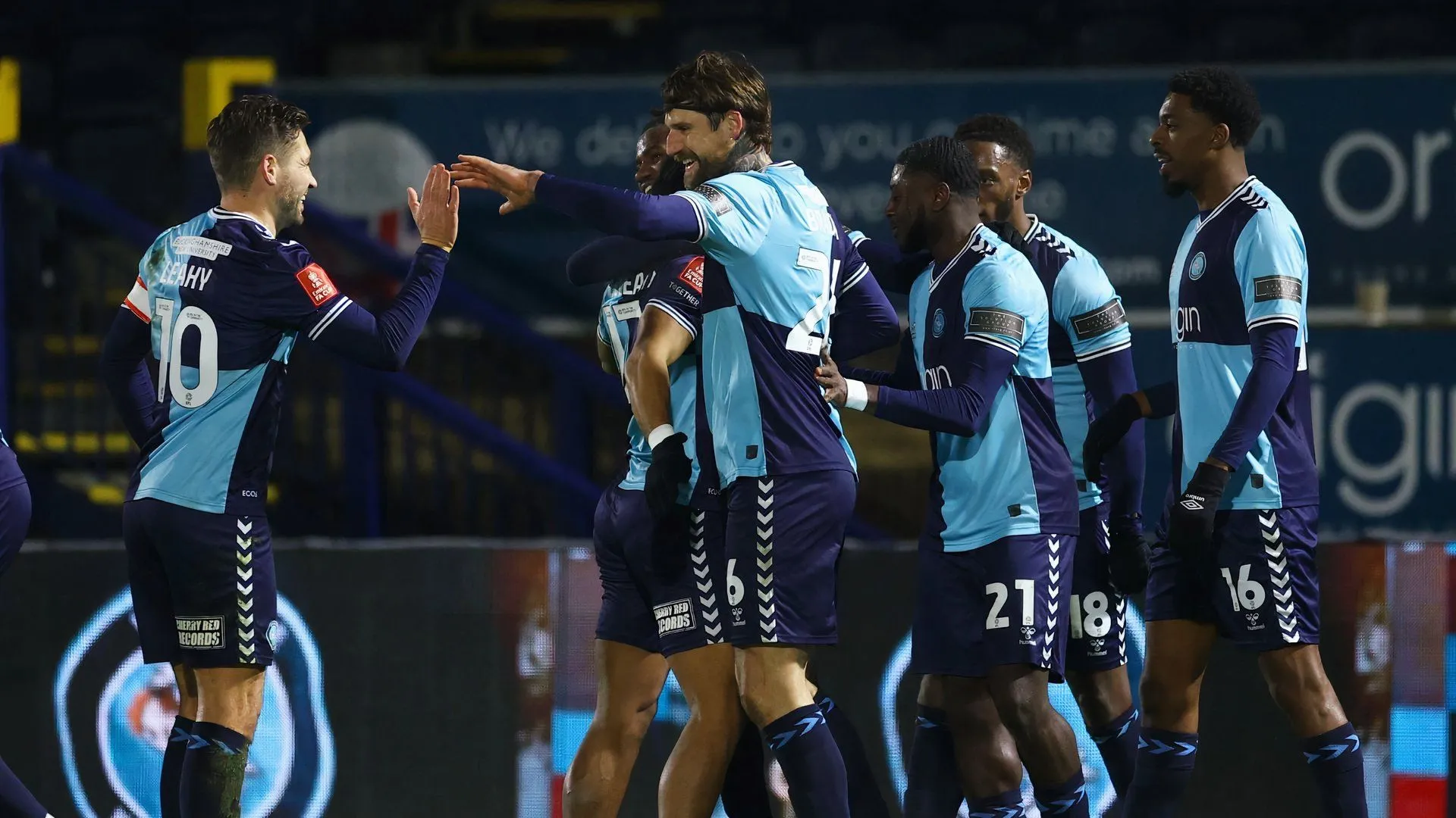 Sonny Bradley, cầu thủ của Derby County trong thời gian cho mượn, đứng cùng đồng đội Wycombe Wanderers sau trận đấu.