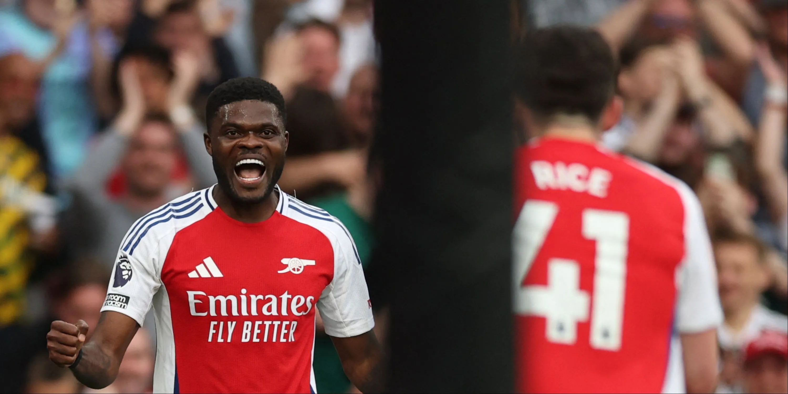 Thomas Partey và Declan Rice trong màu áo Arsenal ăn mừng bàn thắng