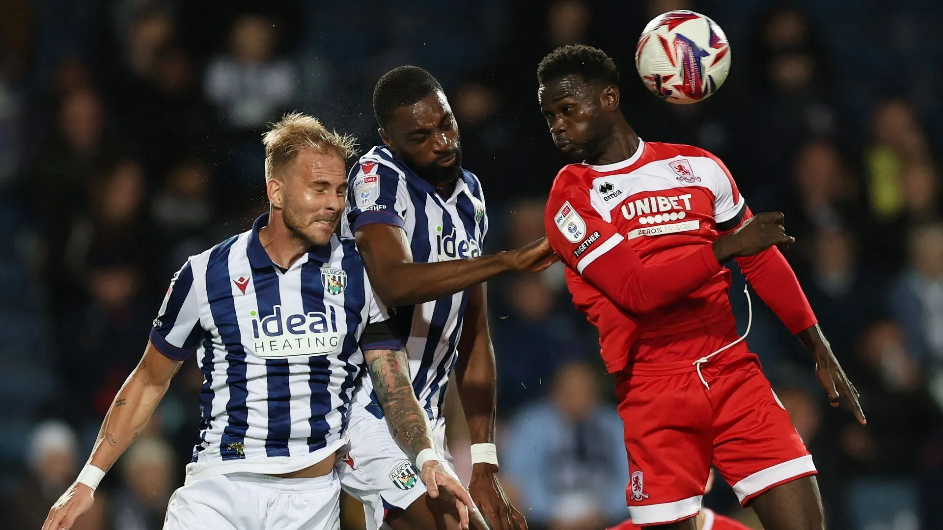 Tiền đạo Emmanuel Latte Lath trong màu áo Middlesbrough đối đầu West Brom