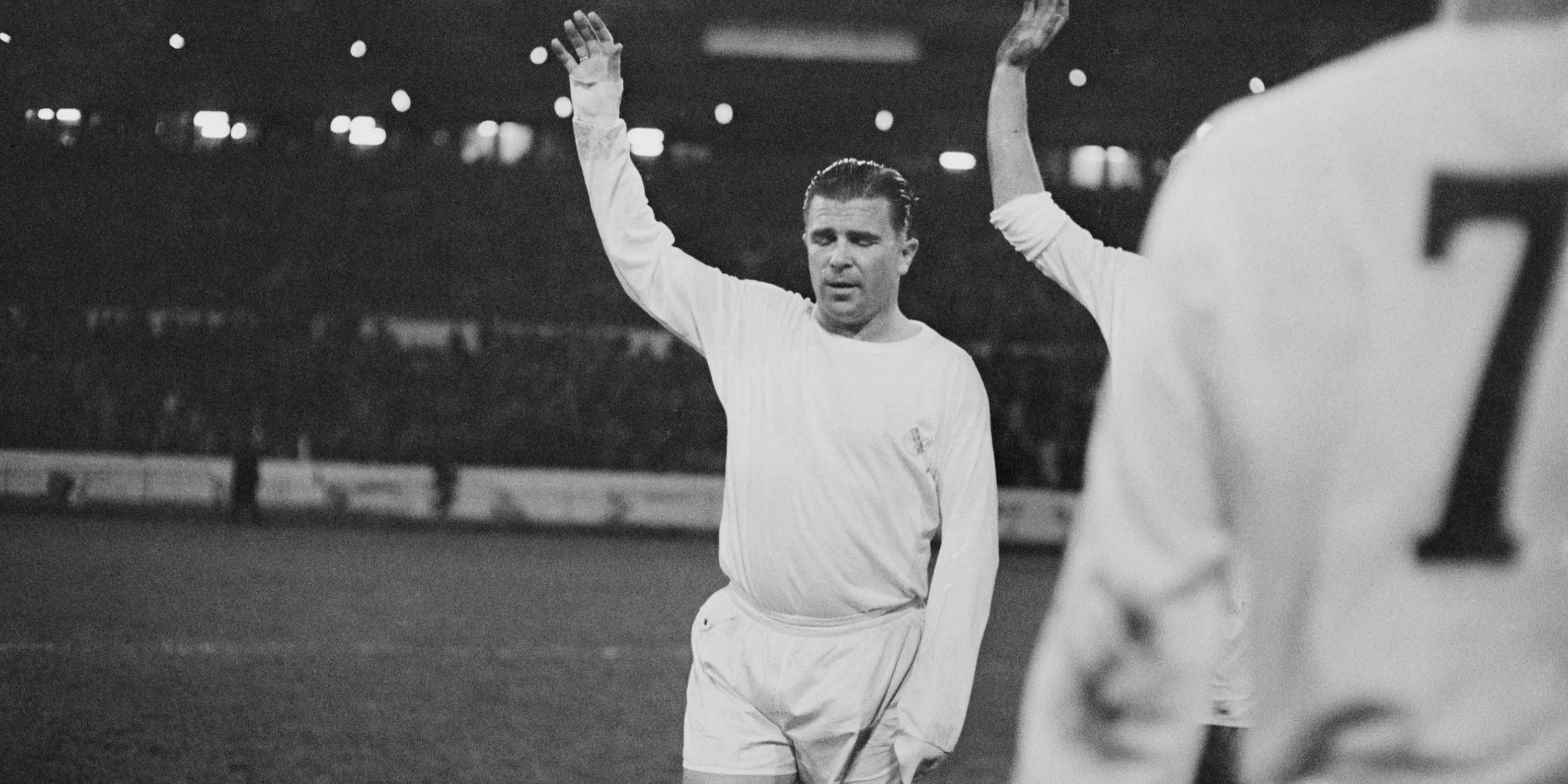 Tiền đạo huyền thoại Ferenc Puskas vẫy chào người hâm mộ Real Madrid