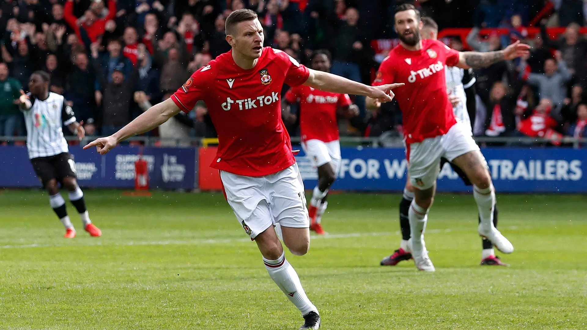 Tiền đạo Paul Mullin, mục tiêu chuyển nhượng của Wigan Athletic từ Wrexham