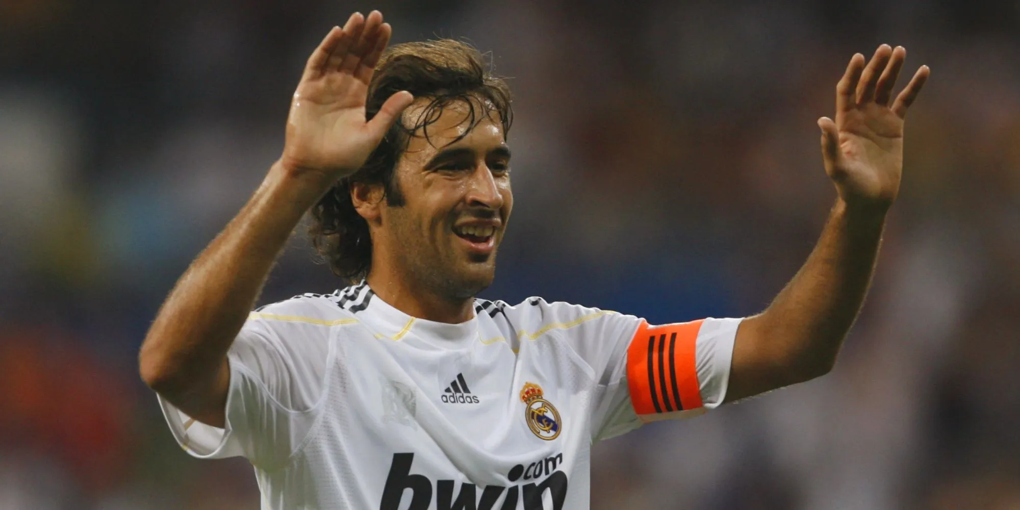 Tiền đạo Raul Gonzalez ăn mừng bàn thắng cho Real Madrid