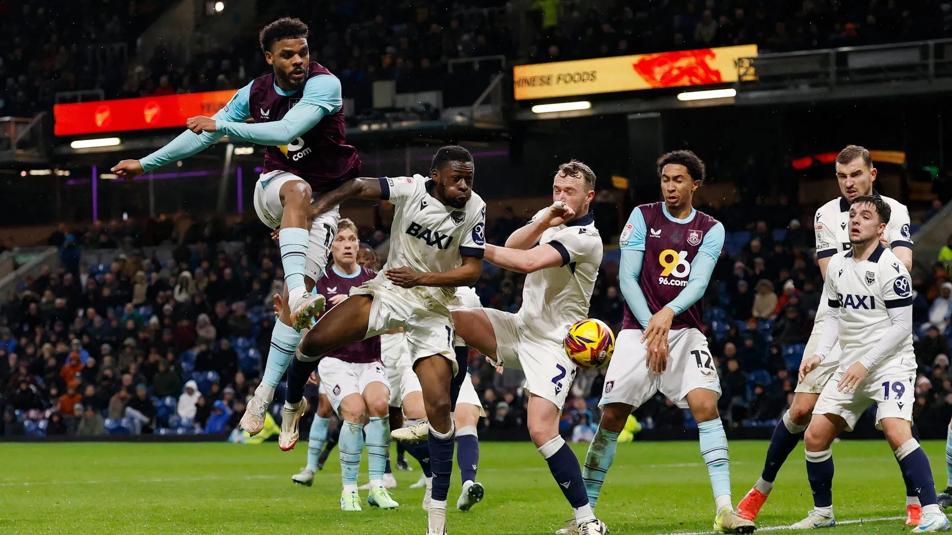 Tiền vệ Alex Matos thi đấu cho Oxford United theo dạng cho mượn