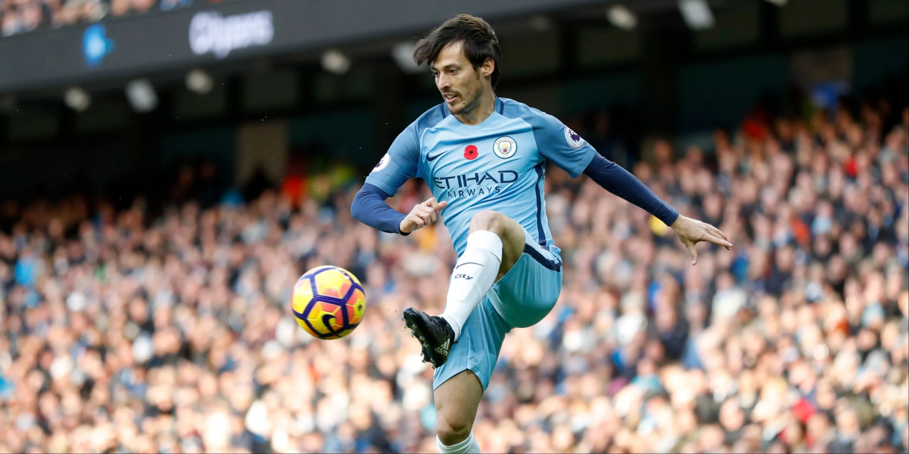 Tiền vệ David Silva của Manchester City trong một trận đấu
