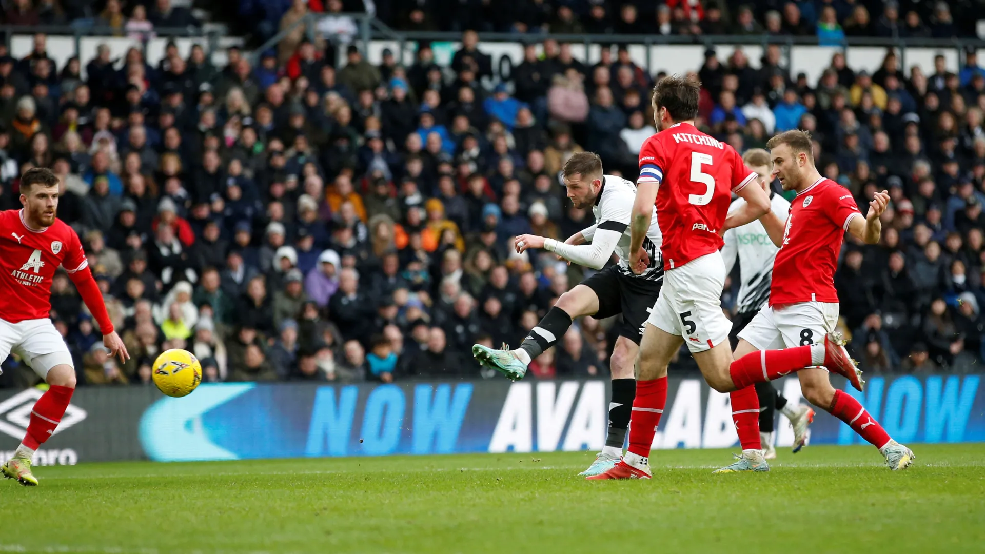 Tiền vệ Tom Barkhuizen trong màu áo Derby County
