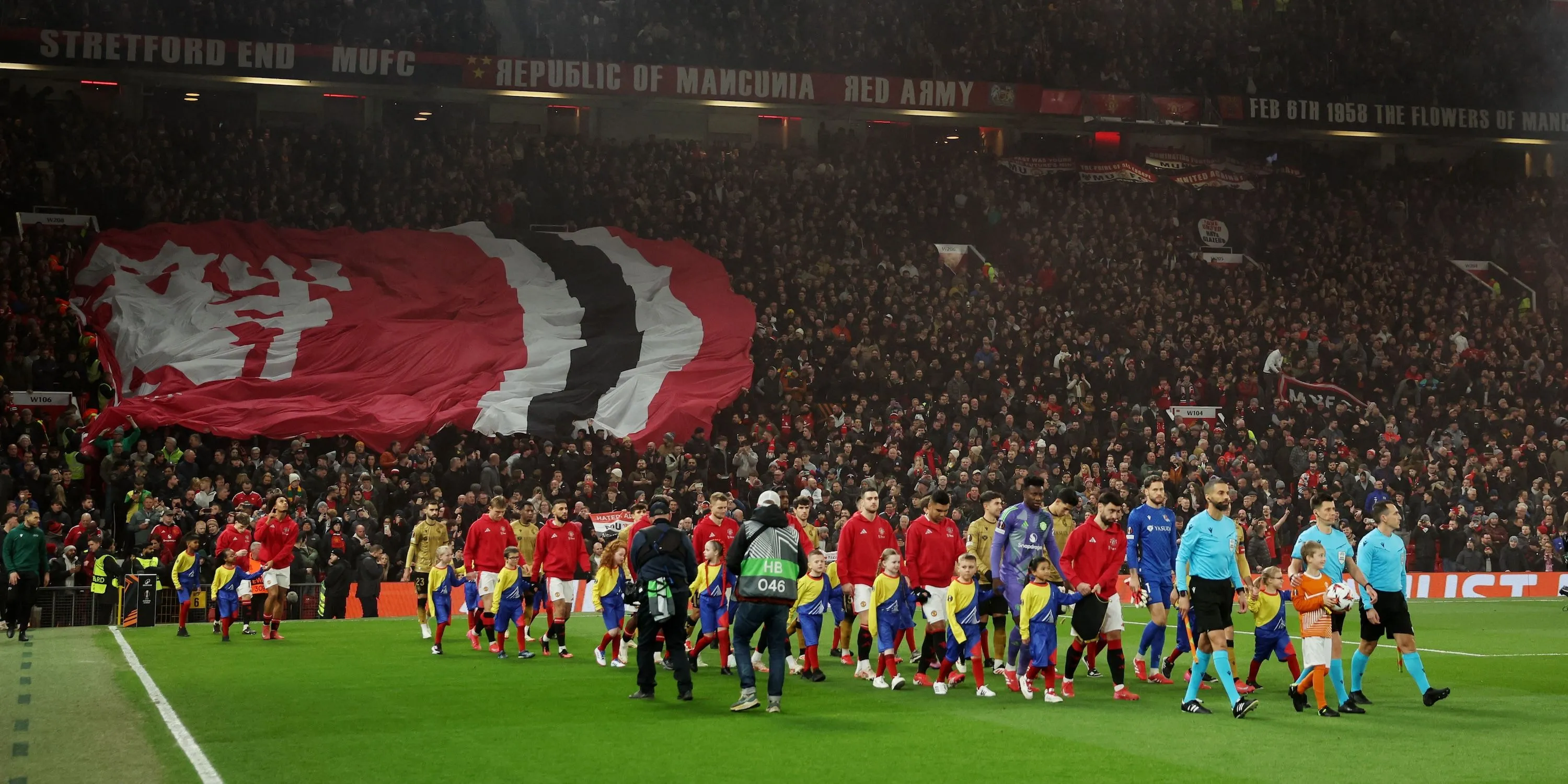 Toàn cảnh sân Old Trafford của Manchester United trong một trận đấu tại Europa League