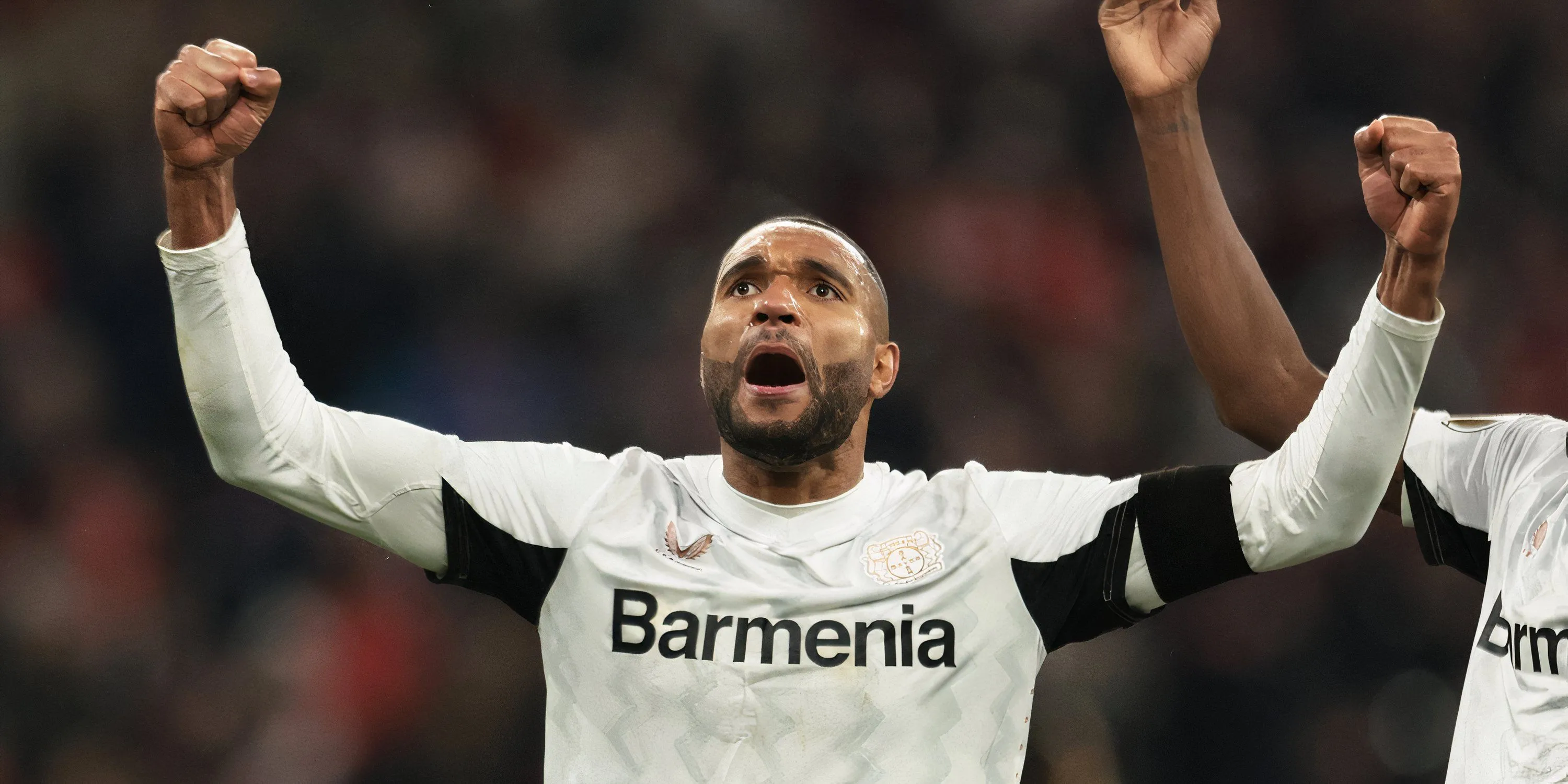 Trung vệ Jonathan Tah của Bayer Leverkusen thi đấu tại DFB Pokal