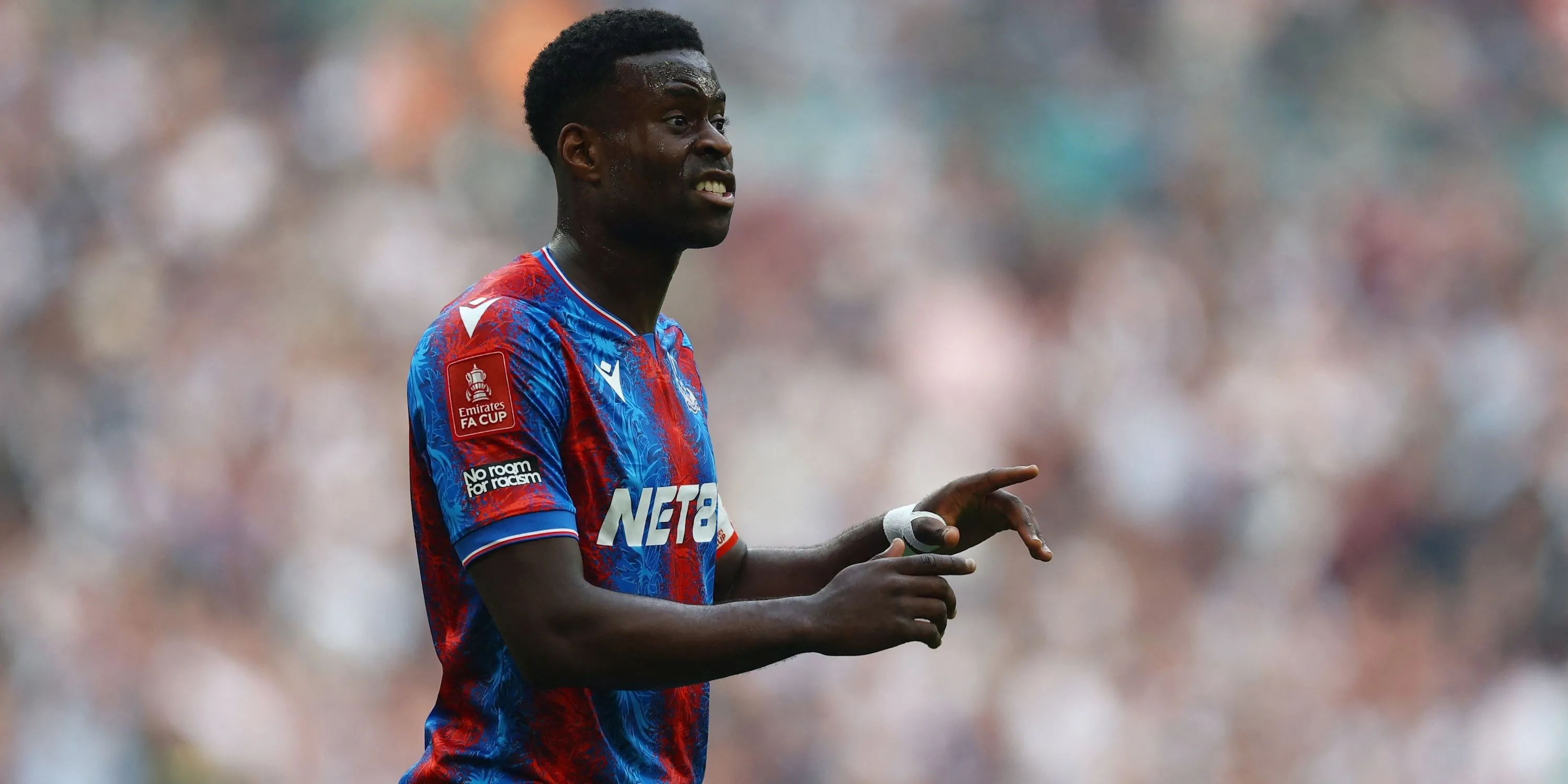 Trung vệ Marc Guehi của Crystal Palace thể hiện sự quyết tâm trên sân