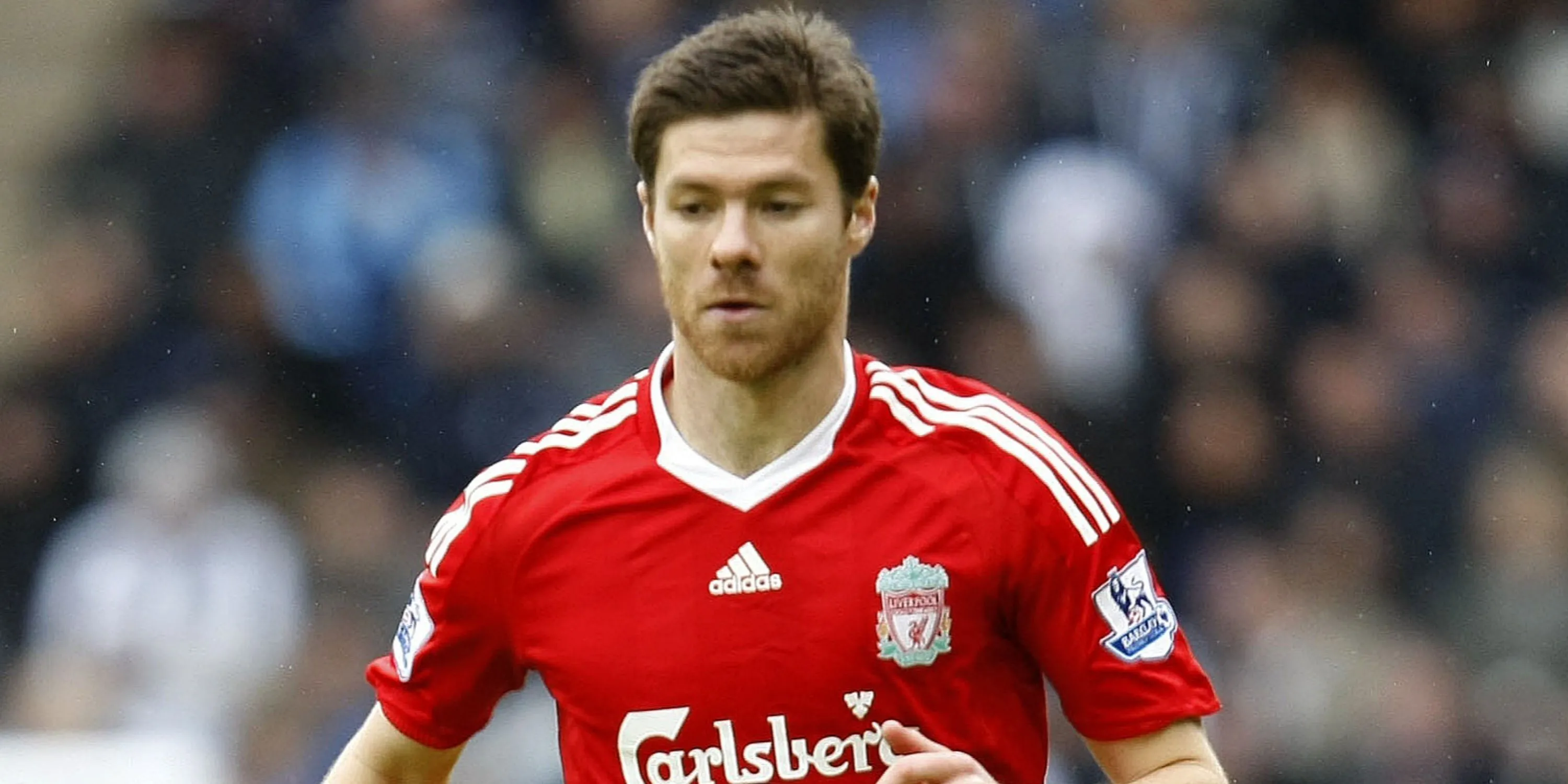 Xabi Alonso trong màu áo Liverpool đối đầu đối thủ