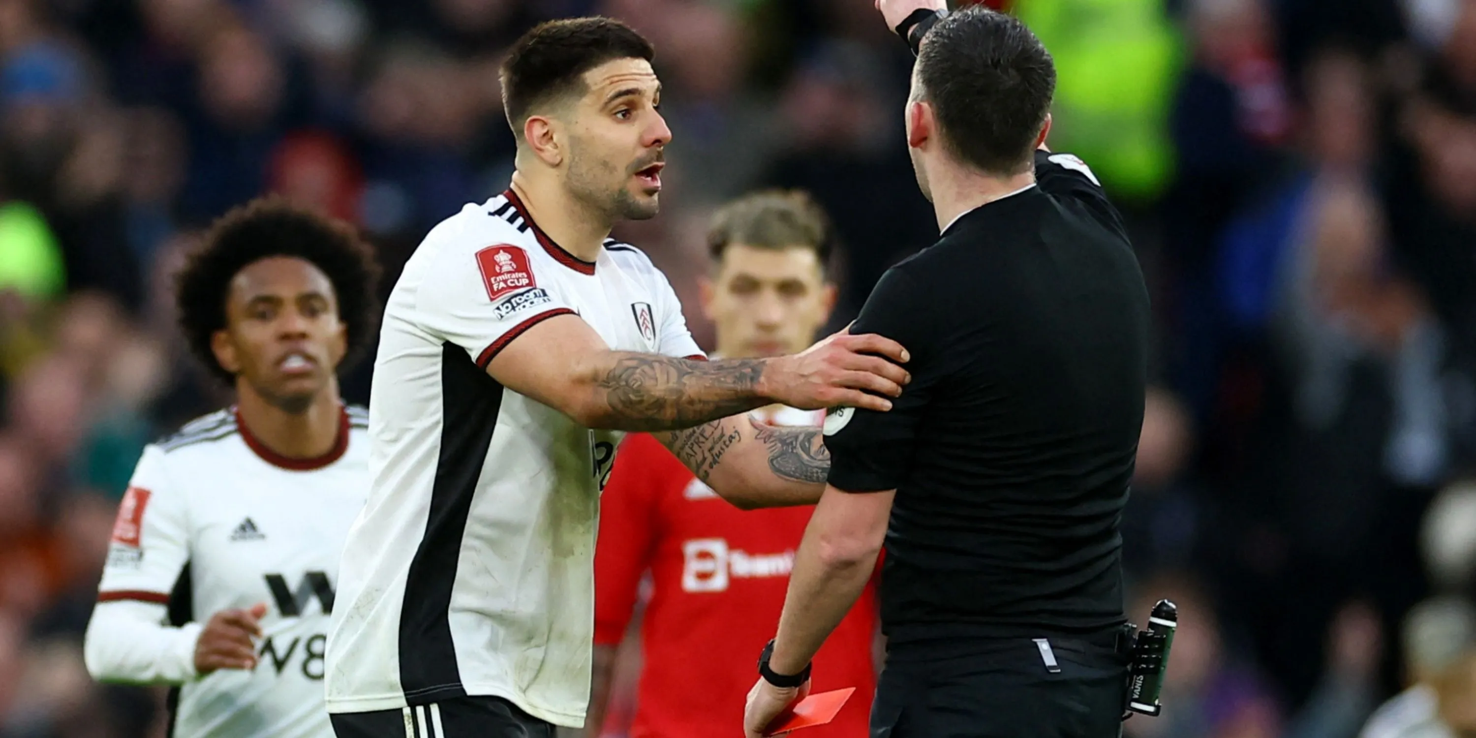 Aleksandar Mitrovic xô đẩy trọng tài Chris Kavanagh trong trận đấu giữa Fulham và Manchester United tại FA Cup