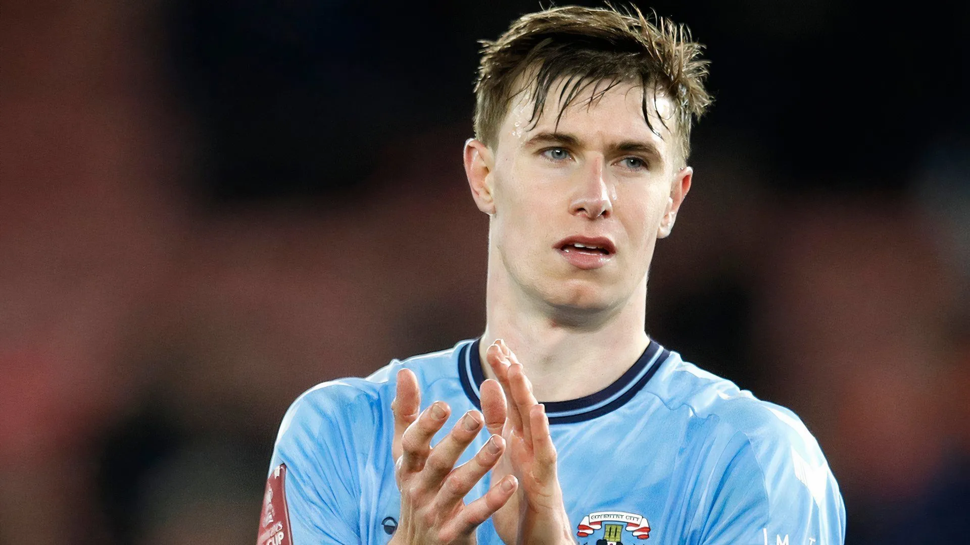 Ben Sheaf trong màu áo Coventry City, cầu thủ gặp nhiều chấn thương mùa giải qua