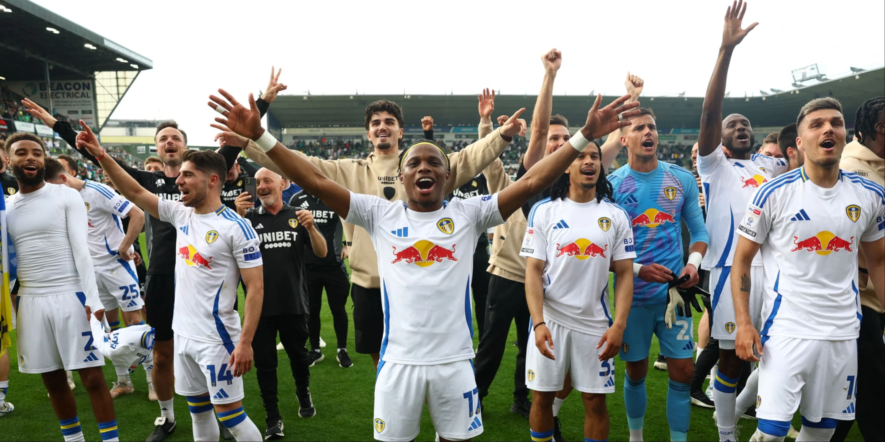 Cầu thủ Leeds United ăn mừng bàn thắng