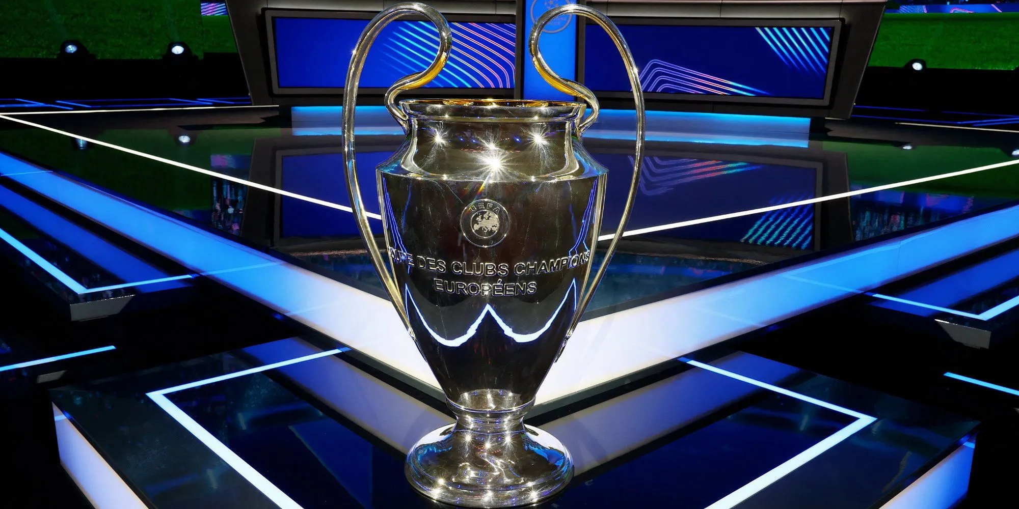 Cúp UEFA Champions League, biểu tượng của thành công thể thao và nguồn doanh thu quan trọng cho các câu lạc bộ châu Âu.