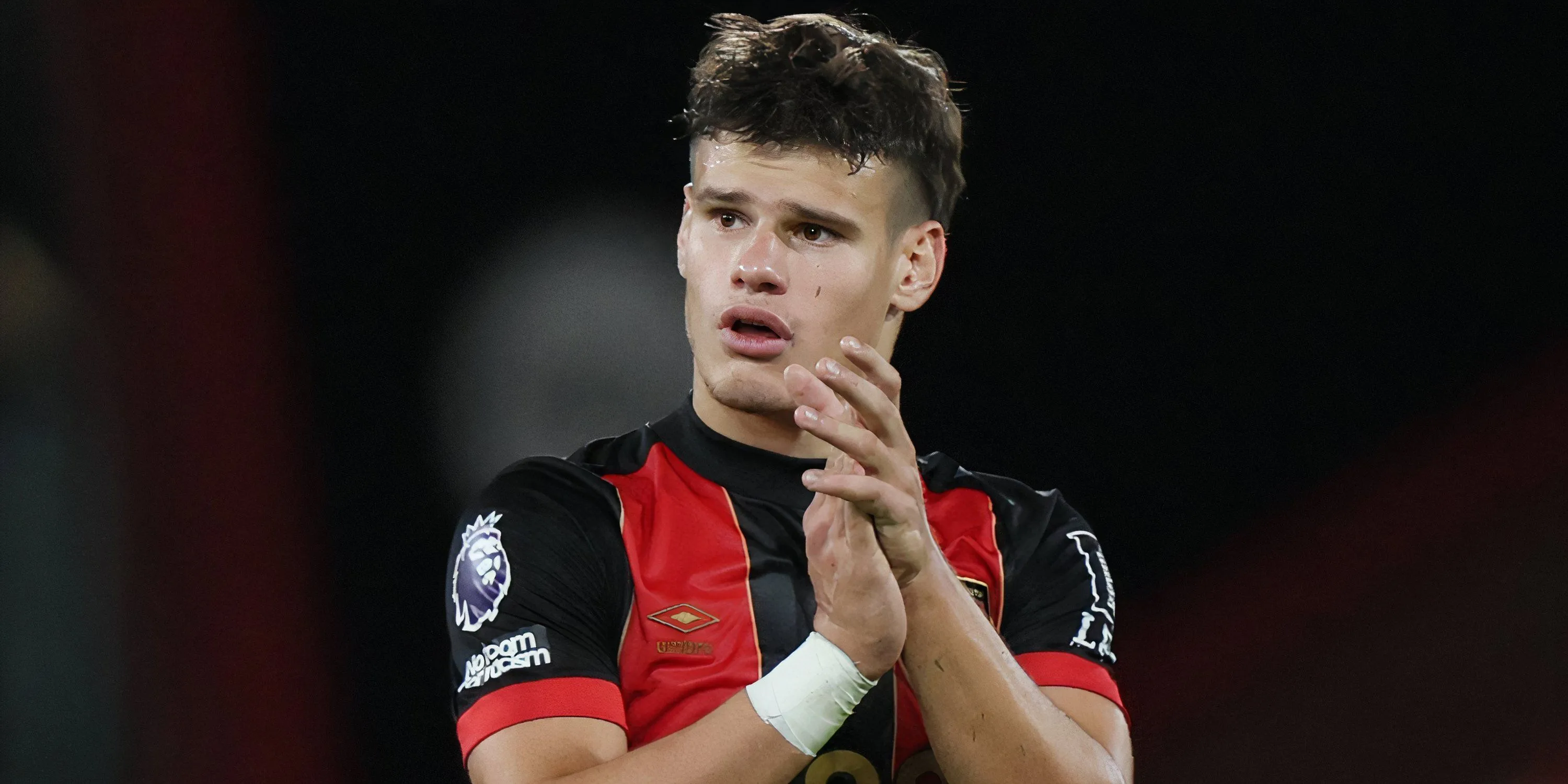 Hậu vệ Milos Kerkez vẫy tay chào người hâm mộ Bournemouth
