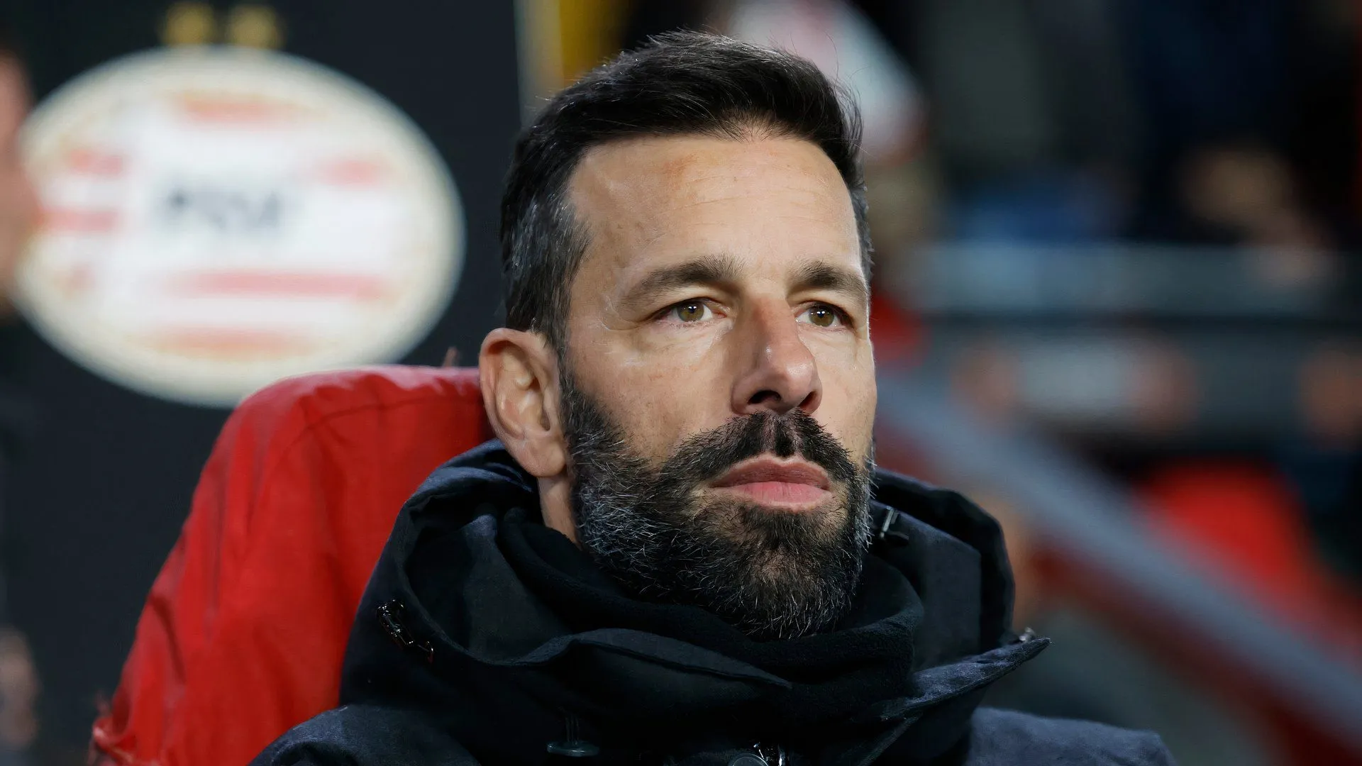 HLV Ruud van Nistelrooy của Leicester City đang đối mặt với tương lai không chắc chắn