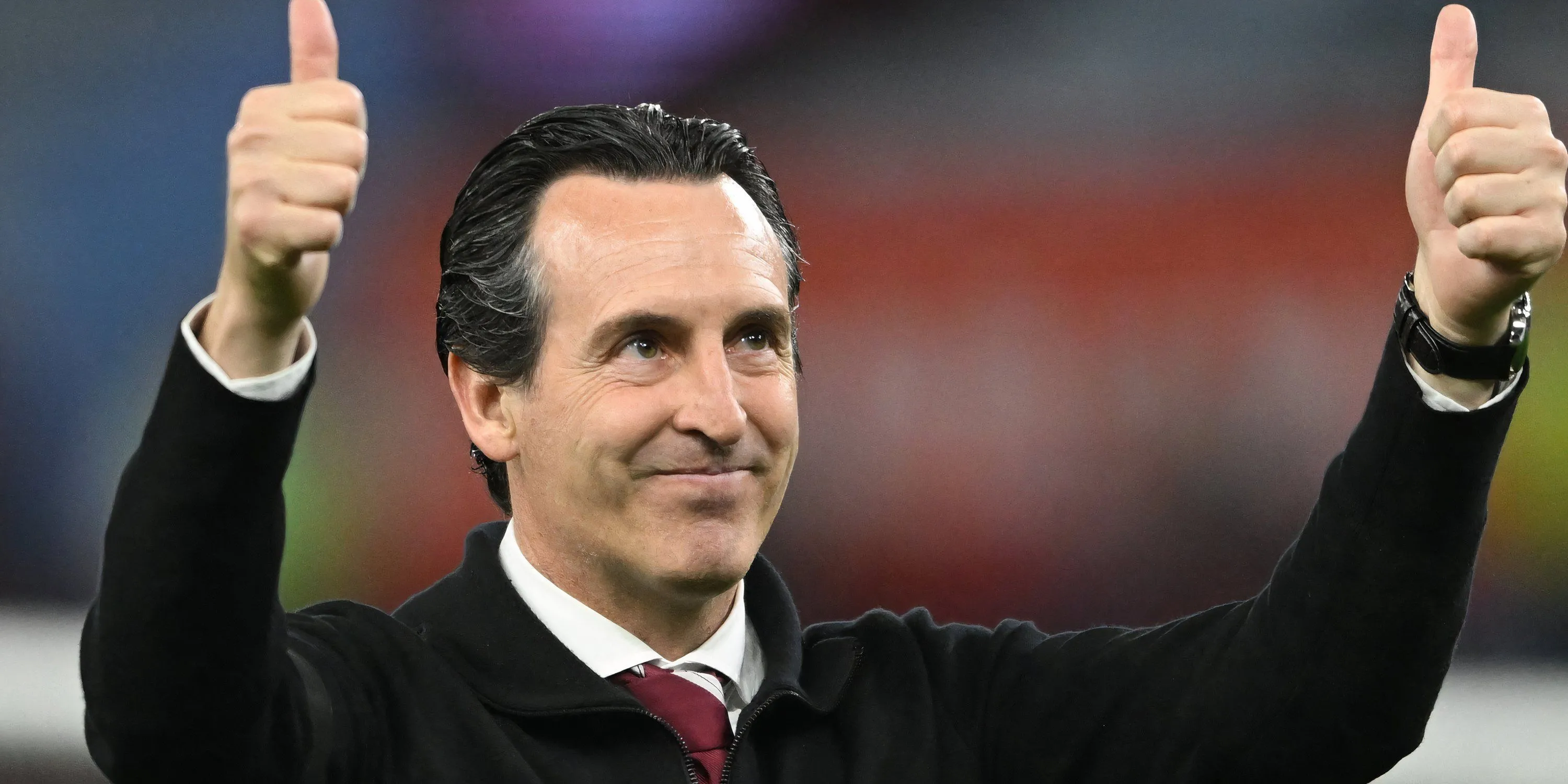HLV Unai Emery của Aston Villa chỉ đạo trận đấu
