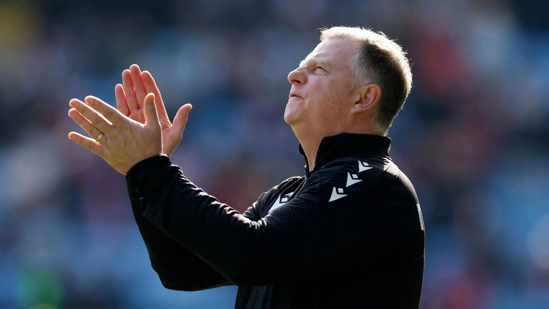 Huấn luyện viên Mark Robins, người được cho là sẽ xem Viktor Johansson là trụ cột