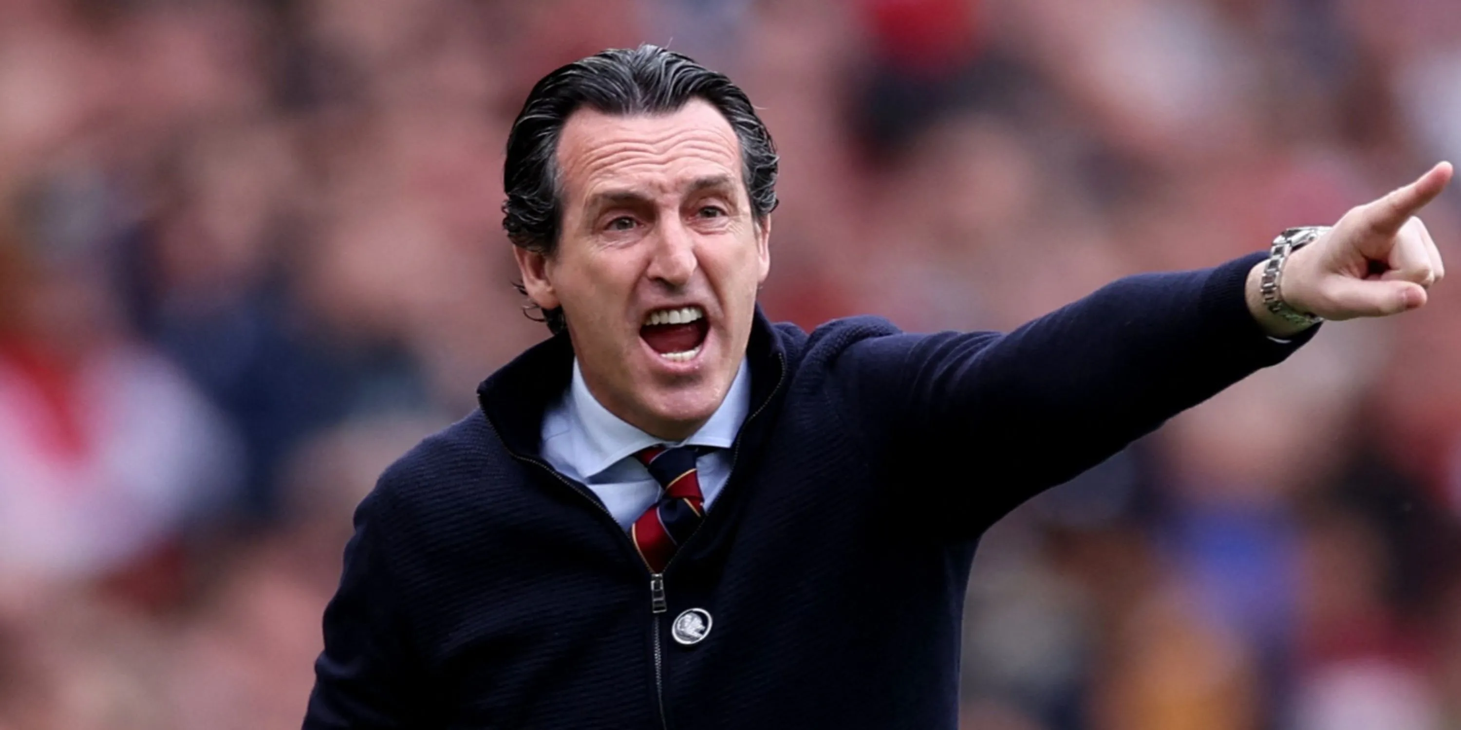 Huấn luyện viên Unai Emery chỉ đạo từ khu vực kỹ thuật của Aston Villa