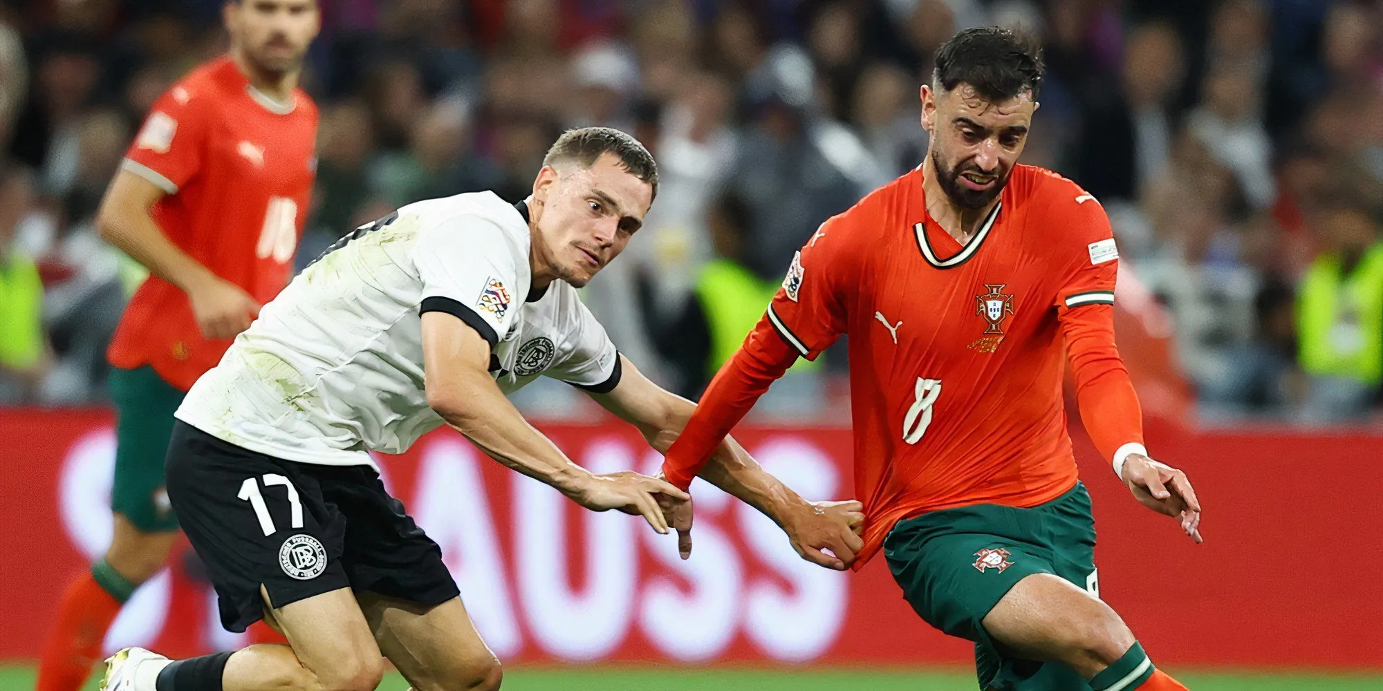 Khoảnh khắc va chạm nảy lửa giữa Florian Wirtz và Bruno Fernandes