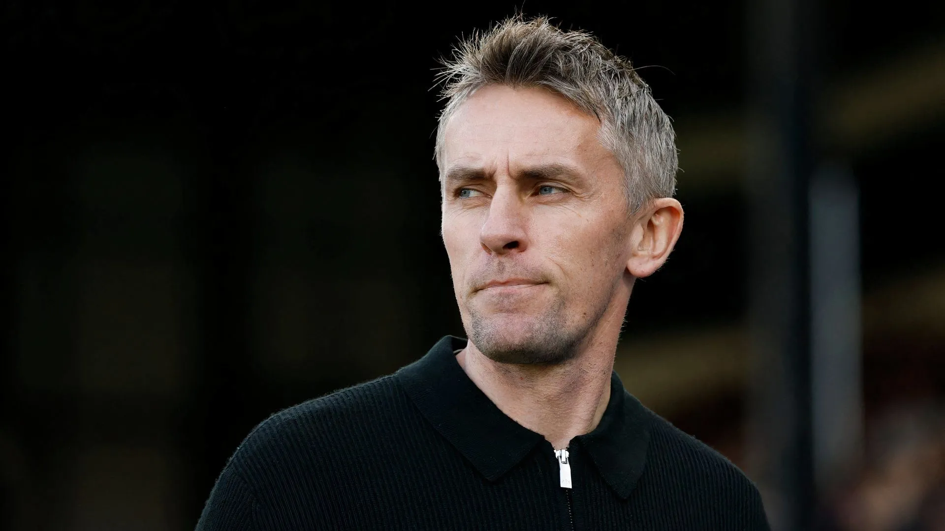 Kieran McKenna chỉ đạo từ đường biên trong một trận đấu của Ipswich Town.