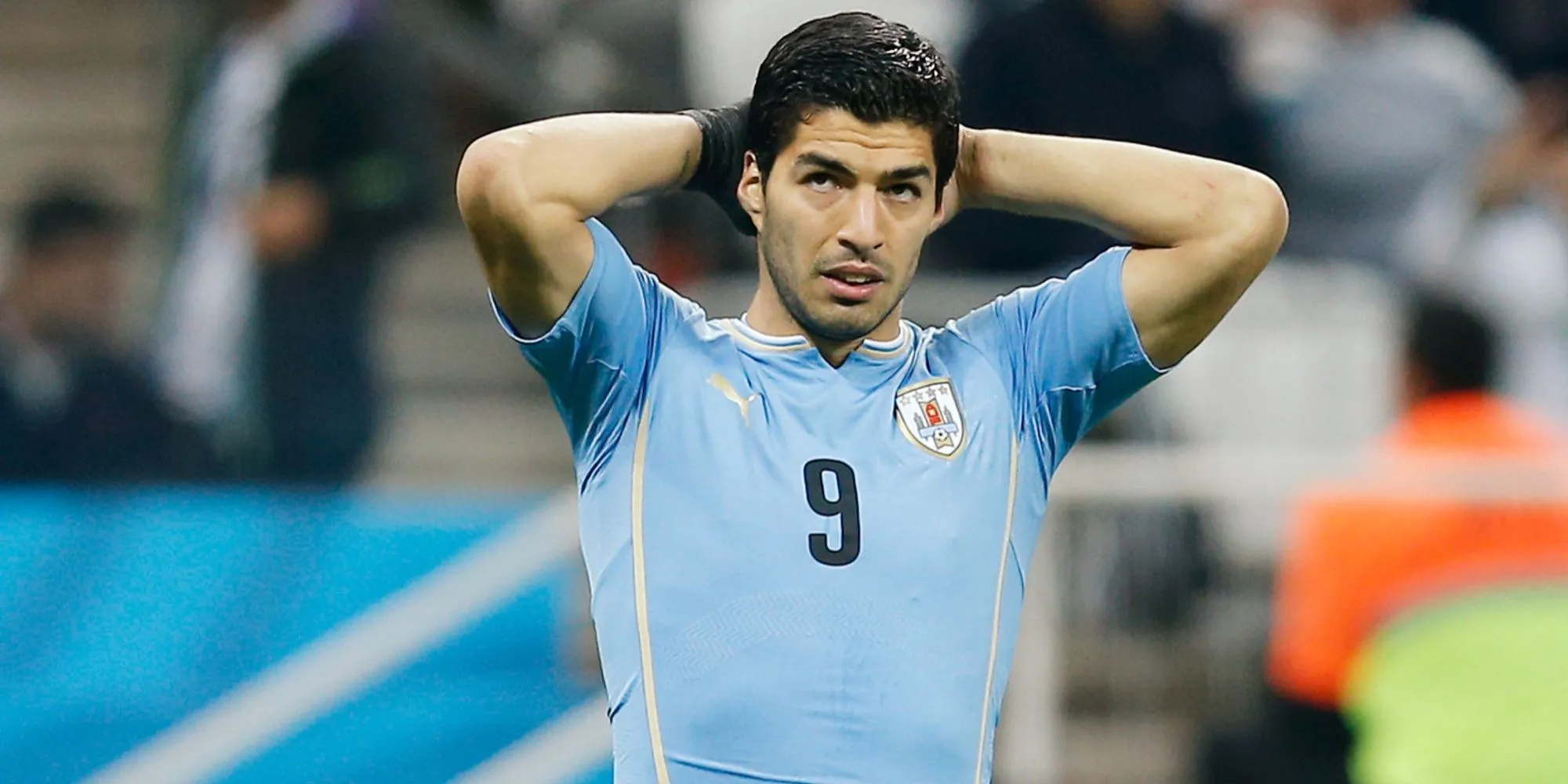 Luis Suarez trong màu áo đội tuyển Uruguay, cầu thủ từng nhận án cấm 10 trận vì hành vi cắn đối thủ ở Premier League