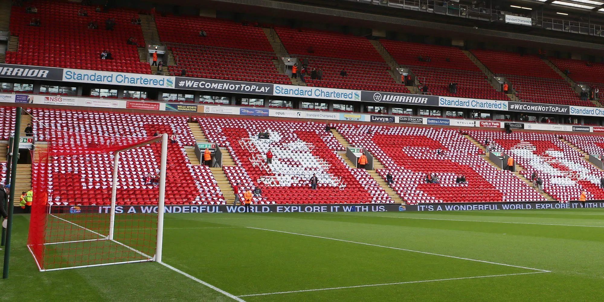 Lưới khung thành màu đỏ biểu tượng tại sân vận động Anfield, sân nhà của Liverpool