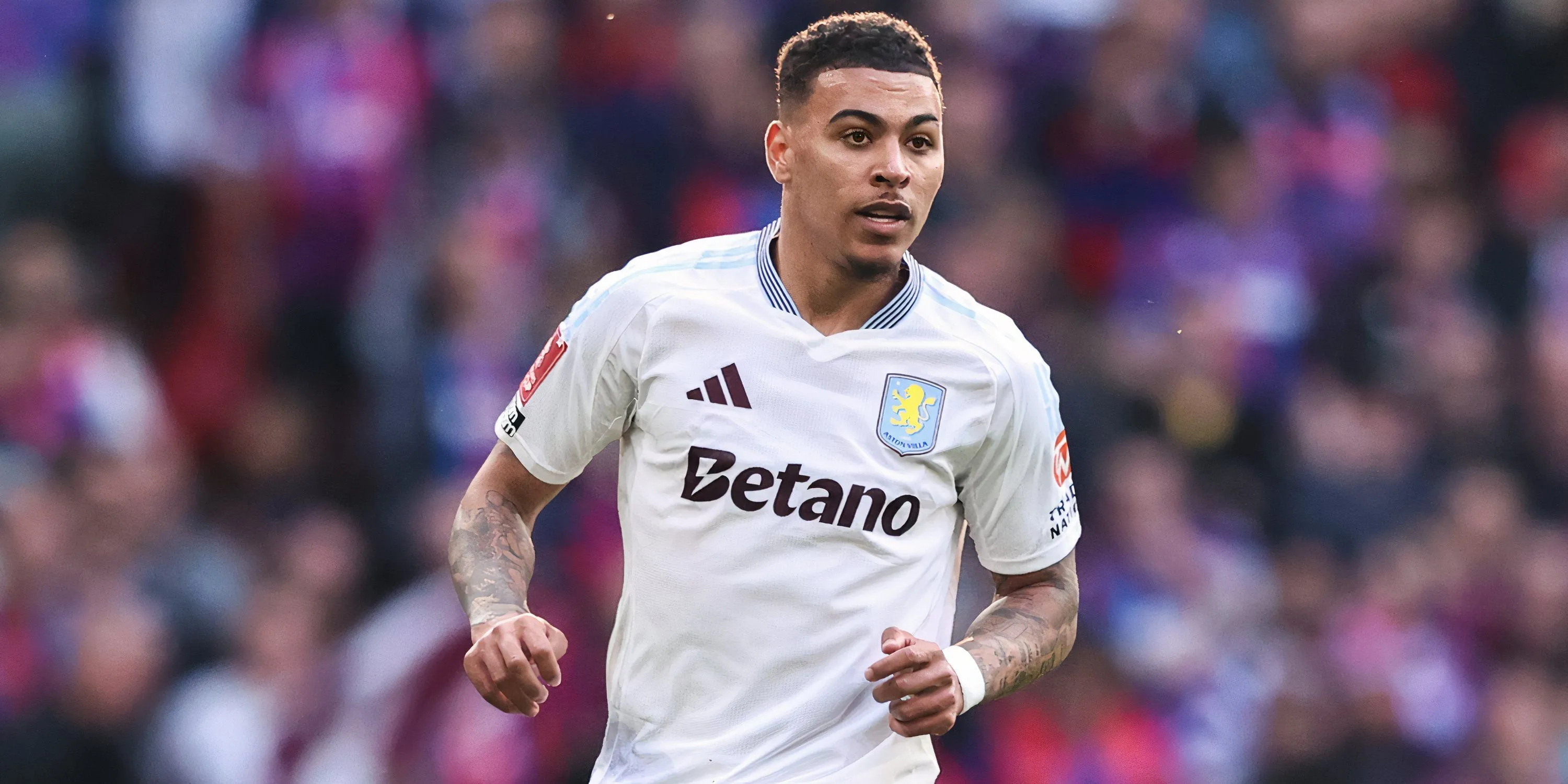 Morgan Rogers thi đấu năng nổ trong màu áo Aston Villa tại Premier League