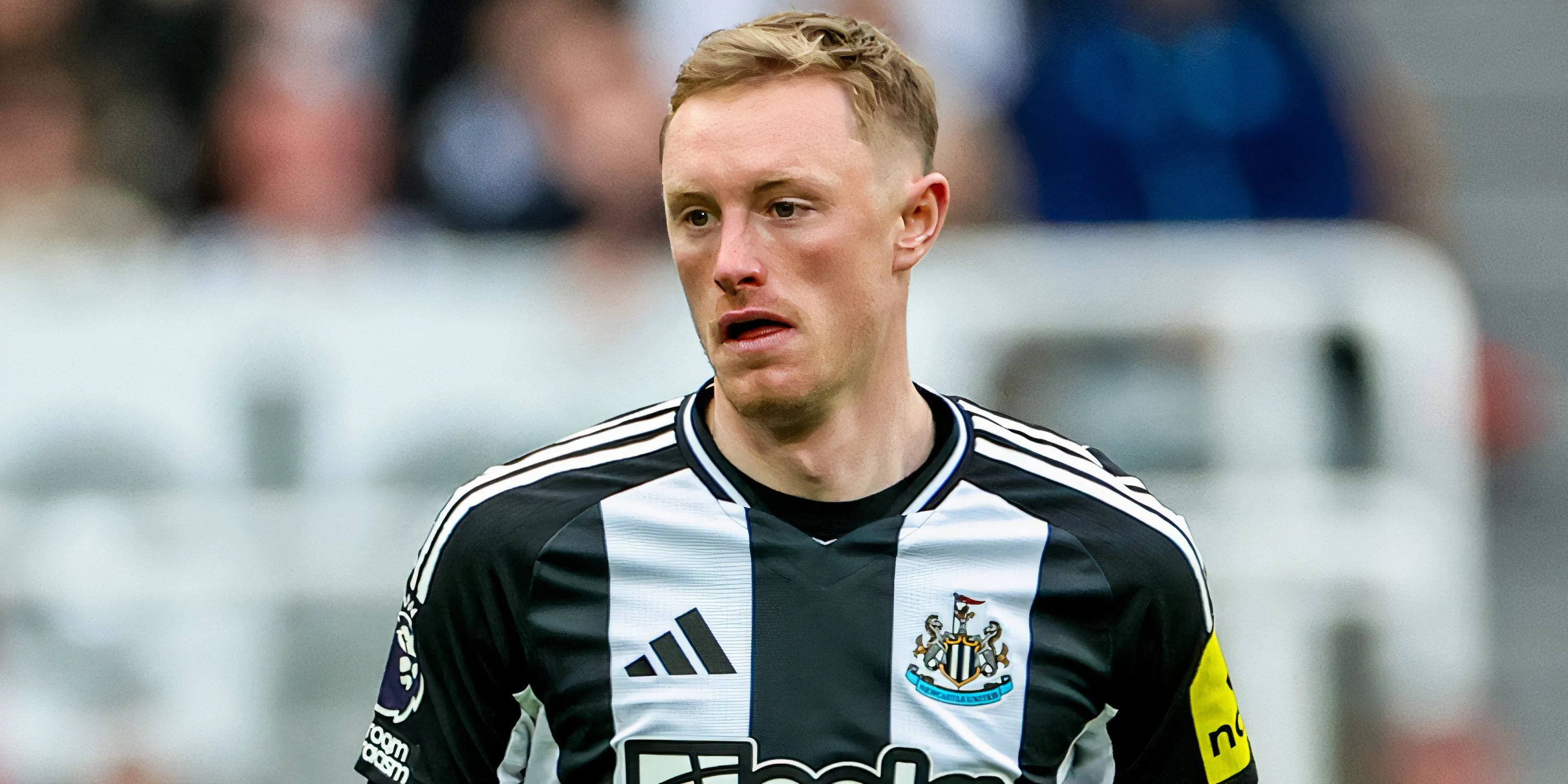 Sean Longstaff trong màu áo Newcastle United thi đấu trên sân