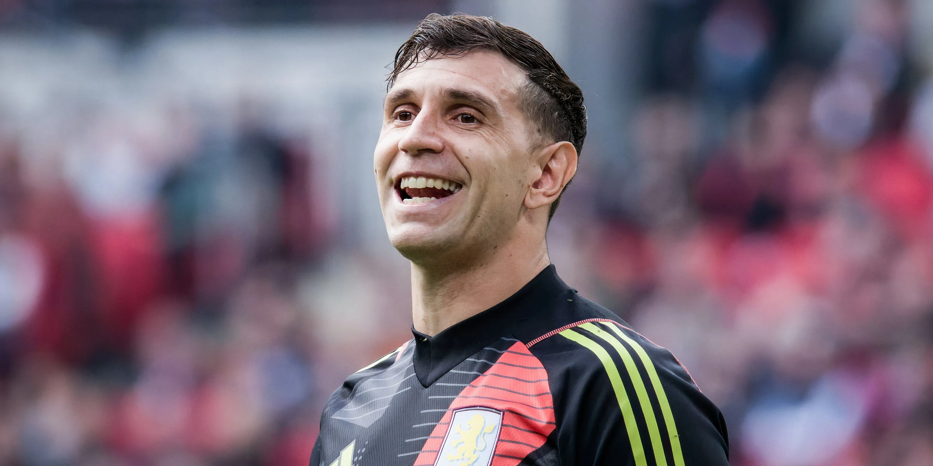 Thủ môn Emiliano Martinez trong màu áo Aston Villa trên sân cỏ